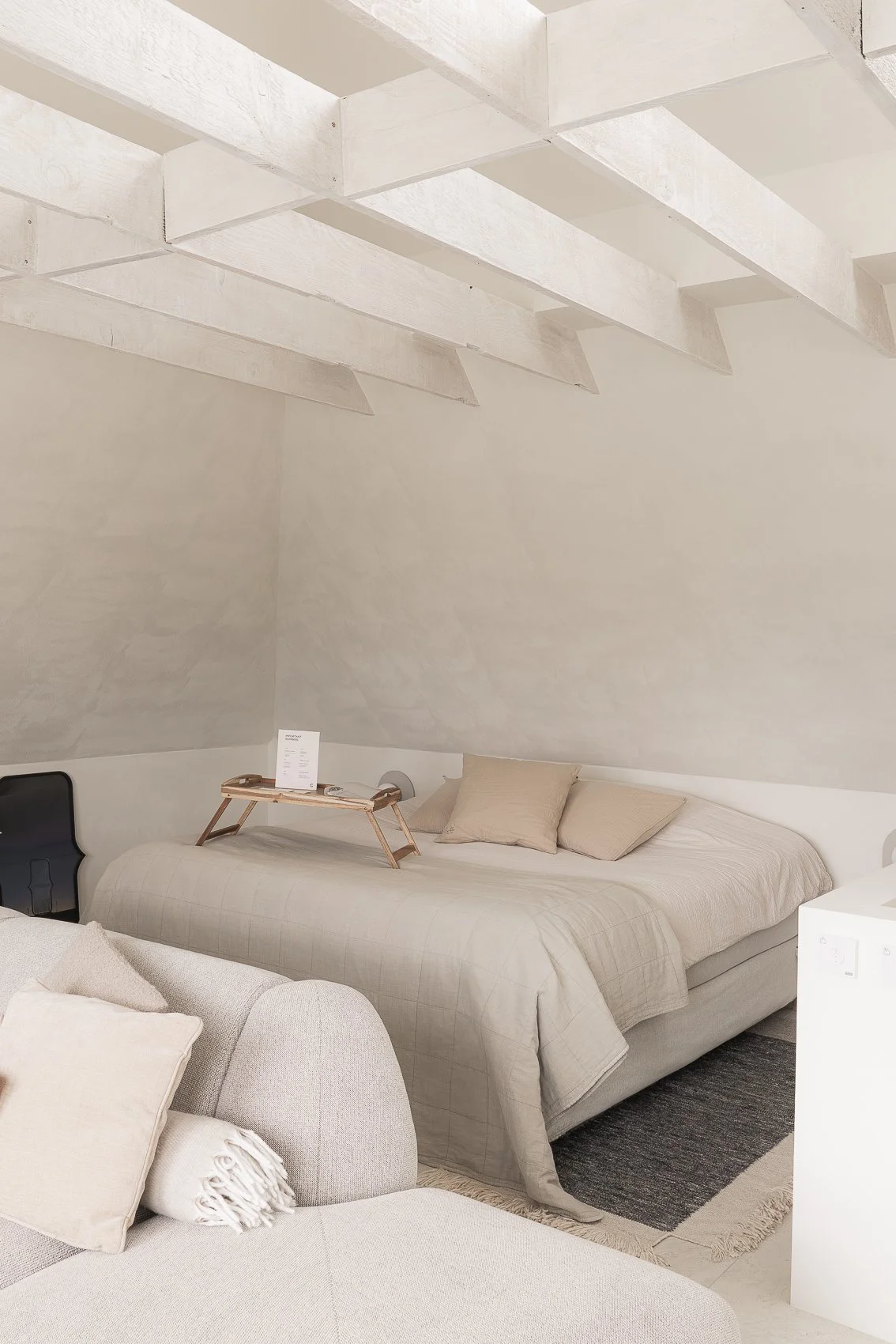 Herbestemming van een ongebruikte ruimte tot een hoogwaardige vakantiesuite in Kluisbergen.
Door een doordacht renovatieconcept en inrichting op maat werd een compacte studio van 80 m² geoptimaliseerd naar comfort, rust en beleving, met sterke connec