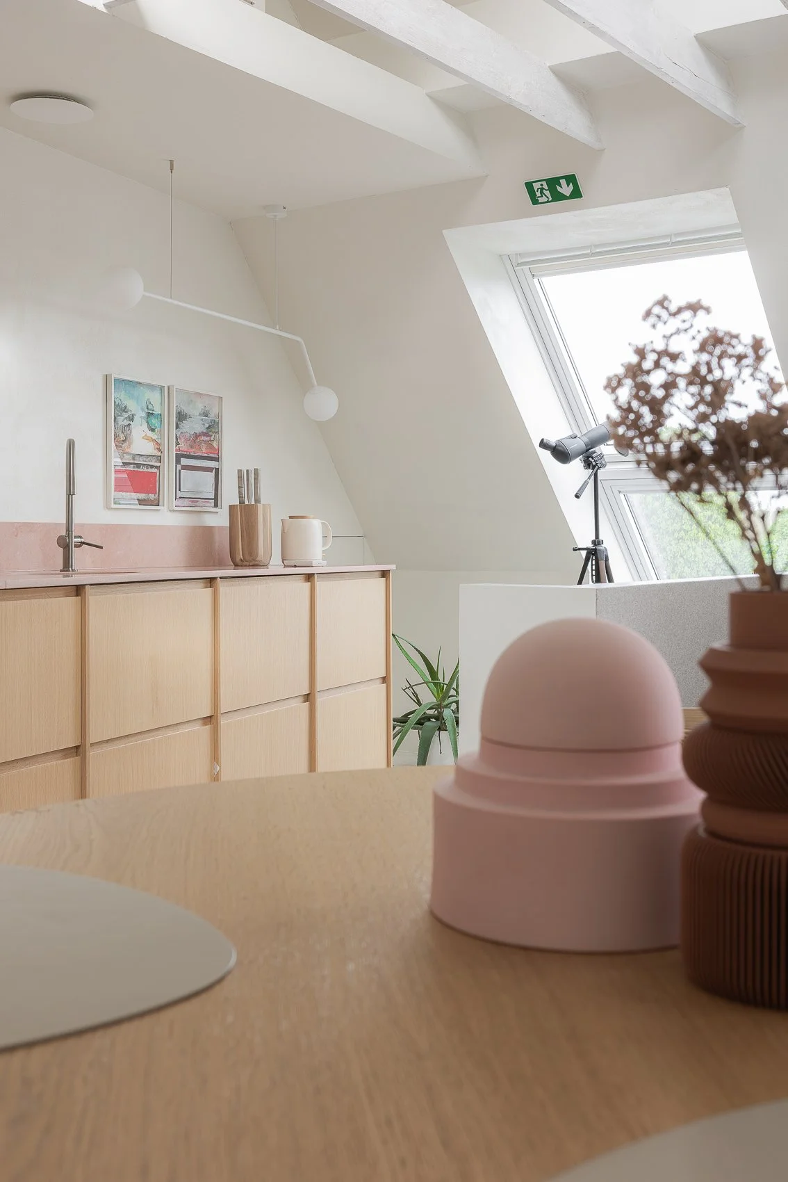Herbestemming van een ongebruikte ruimte tot een hoogwaardige vakantiesuite in Kluisbergen.
Door een doordacht renovatieconcept en inrichting op maat werd een compacte studio van 80 m² geoptimaliseerd naar comfort, rust en beleving, met sterke connec