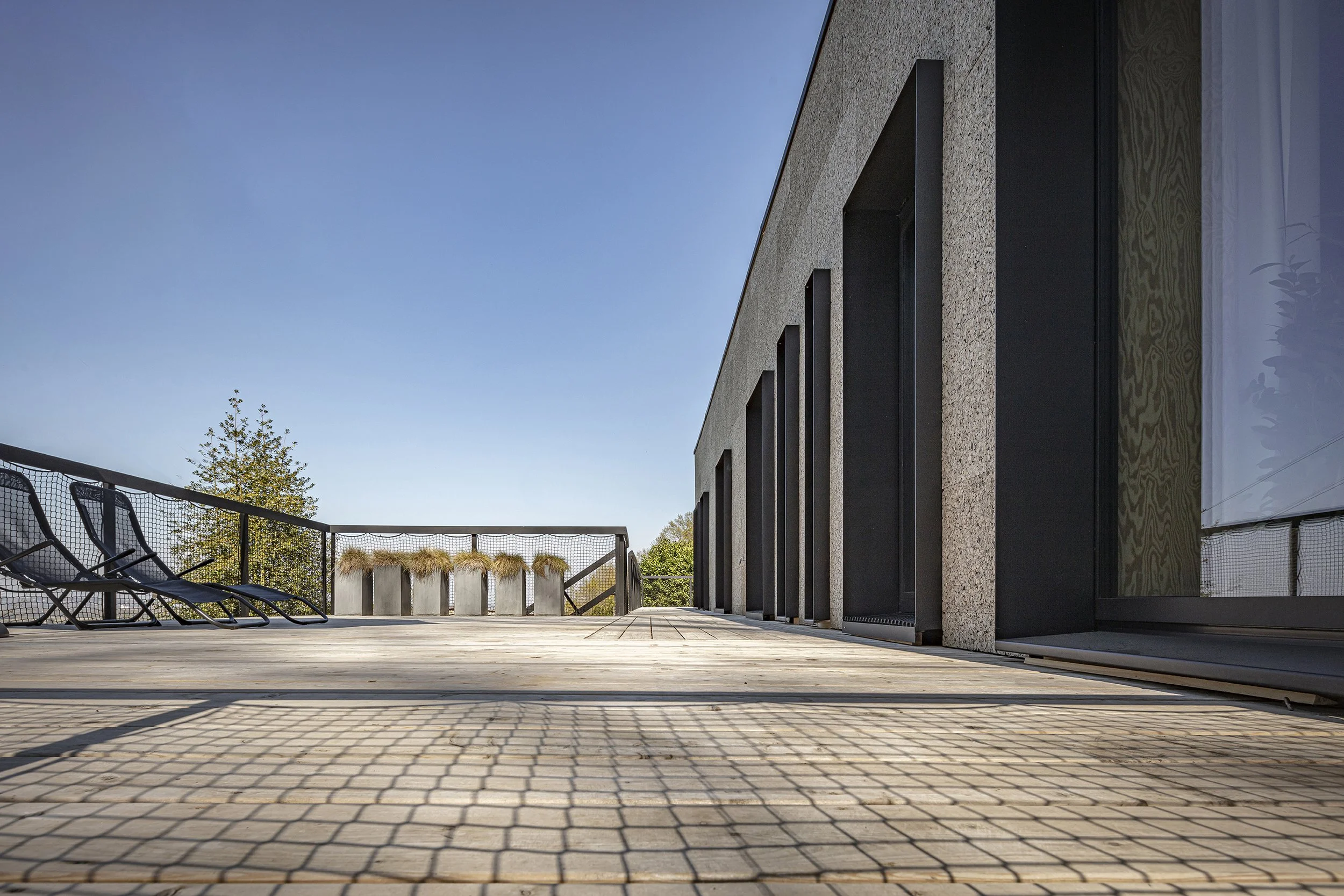 Beelden van dit project in Kluisbergen tonen hoe structuur, interieur en omgeving samenkomen in een doordachte totaalrenovatie.