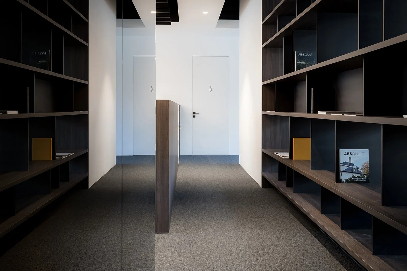 Inkomzone met directe connectie naar backoffice en werkruimtes, ontworpen voor overzicht en rust.
