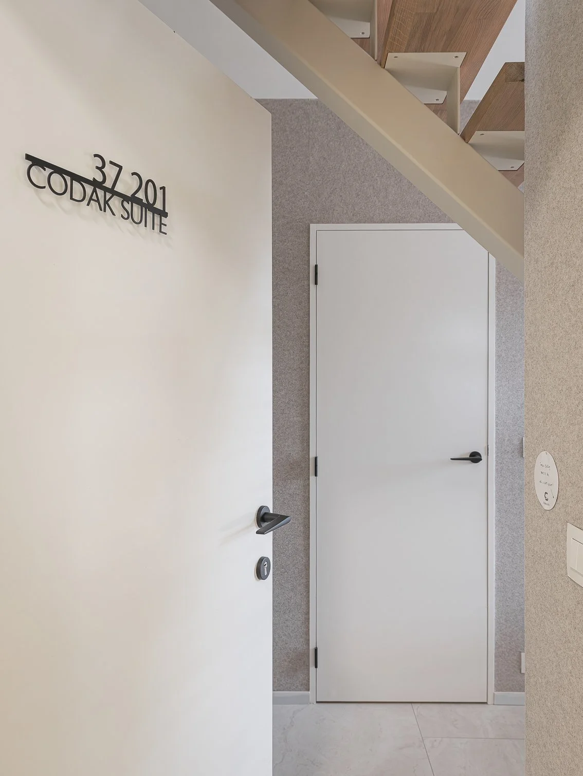 Herbestemming van een ongebruikte ruimte tot een hoogwaardige vakantiesuite in Kluisbergen.
Door een doordacht renovatieconcept en inrichting op maat werd een compacte studio van 80 m² geoptimaliseerd naar comfort, rust en beleving, met sterke connec