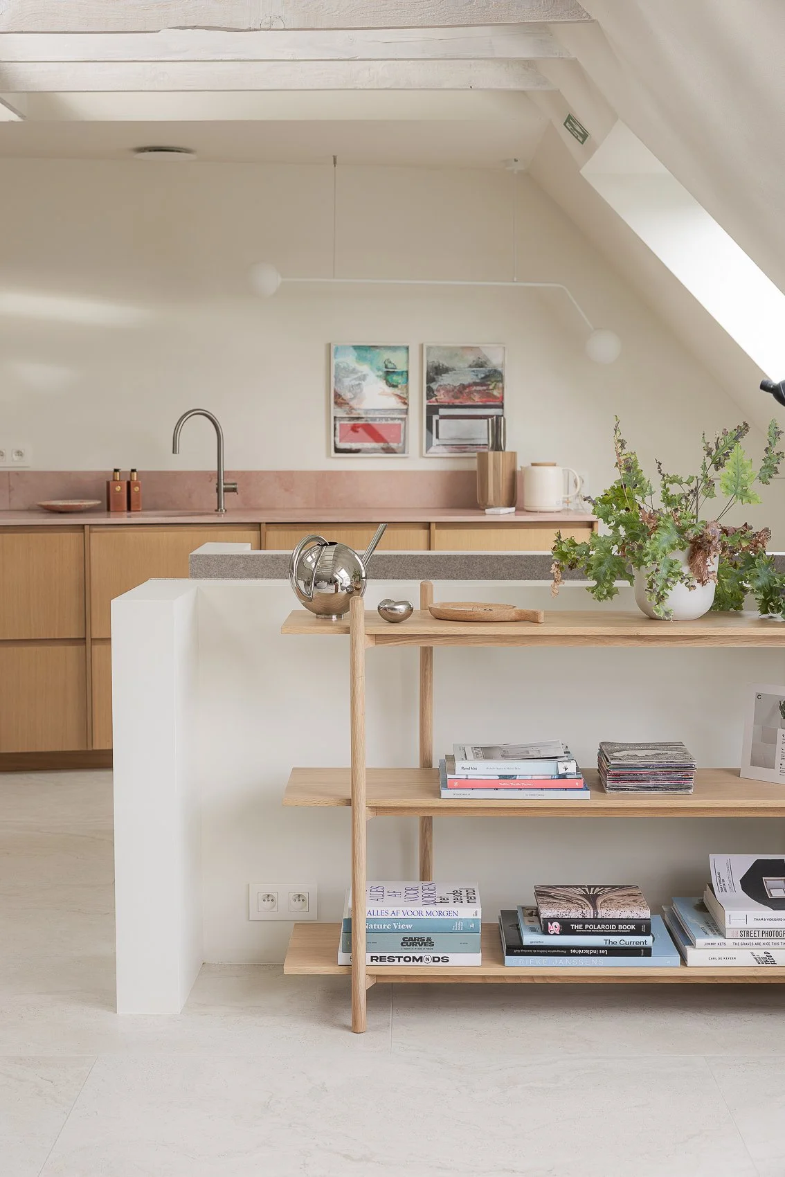 Herbestemming van een ongebruikte ruimte tot een hoogwaardige vakantiesuite in Kluisbergen.
Door een doordacht renovatieconcept en inrichting op maat werd een compacte studio van 80 m² geoptimaliseerd naar comfort, rust en beleving, met sterke connec