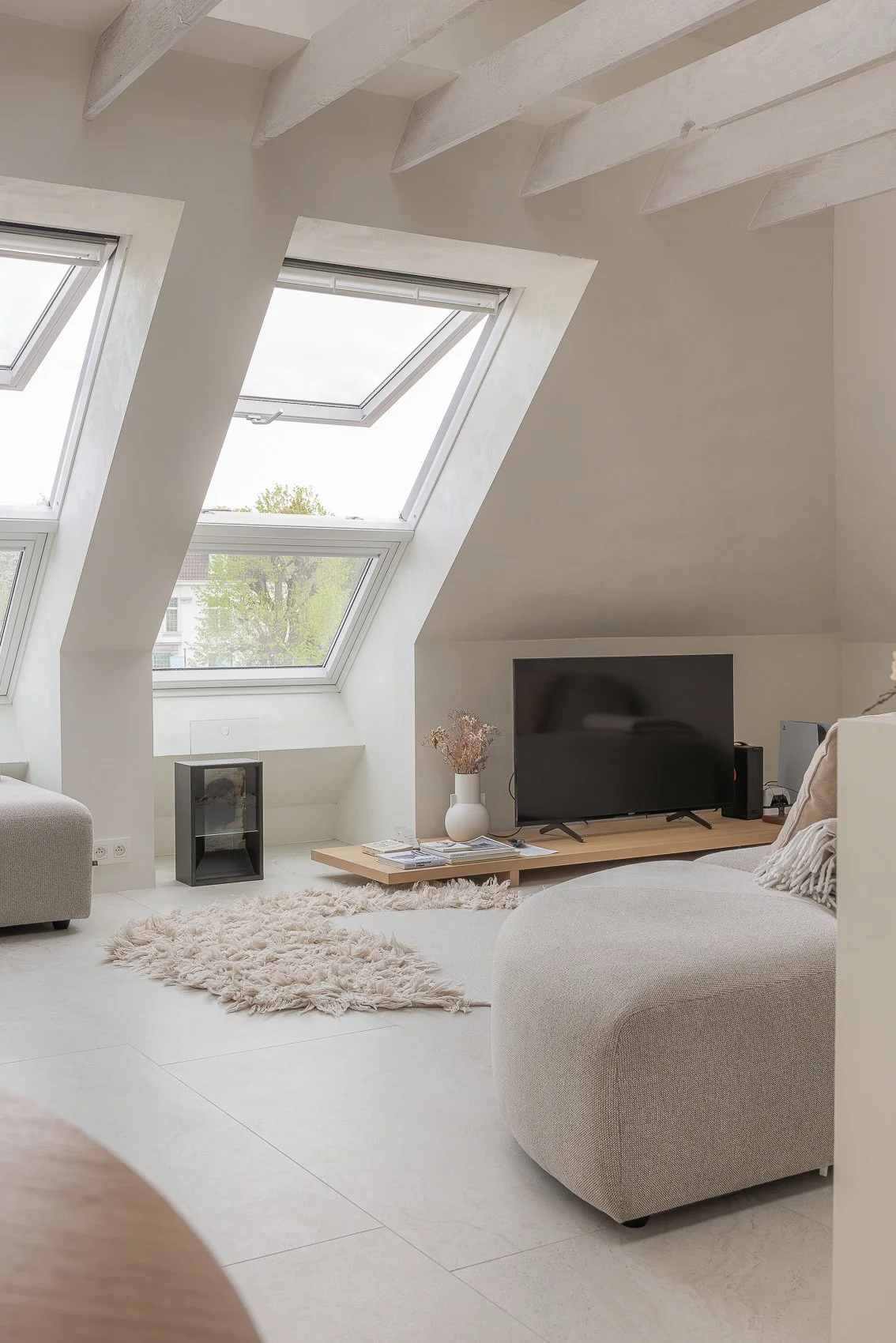 Herbestemming van een ongebruikte ruimte tot een hoogwaardige vakantiesuite in Kluisbergen.
Door een doordacht renovatieconcept en inrichting op maat werd een compacte studio van 80 m² geoptimaliseerd naar comfort, rust en beleving, met sterke connec