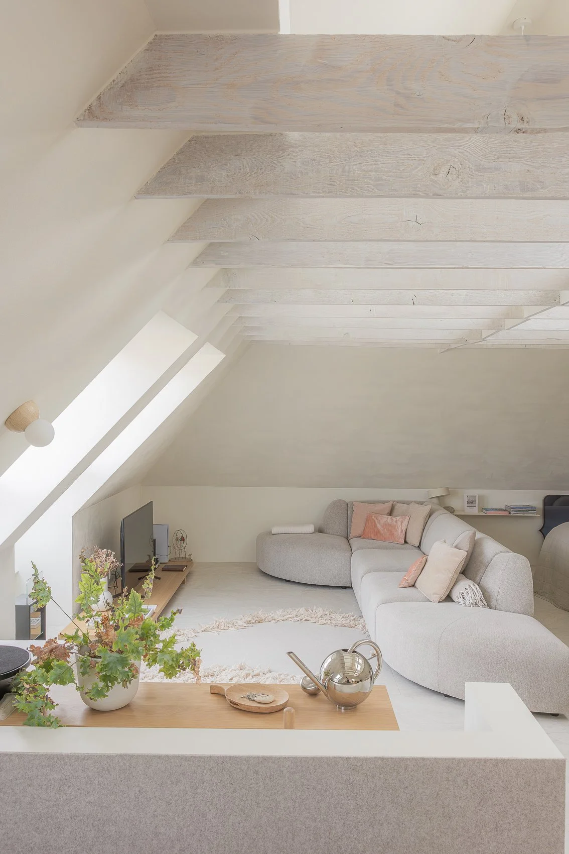 Herbestemming van een ongebruikte ruimte tot een hoogwaardige vakantiesuite in Kluisbergen.
Door een doordacht renovatieconcept en inrichting op maat werd een compacte studio van 80 m² geoptimaliseerd naar comfort, rust en beleving, met sterke connec