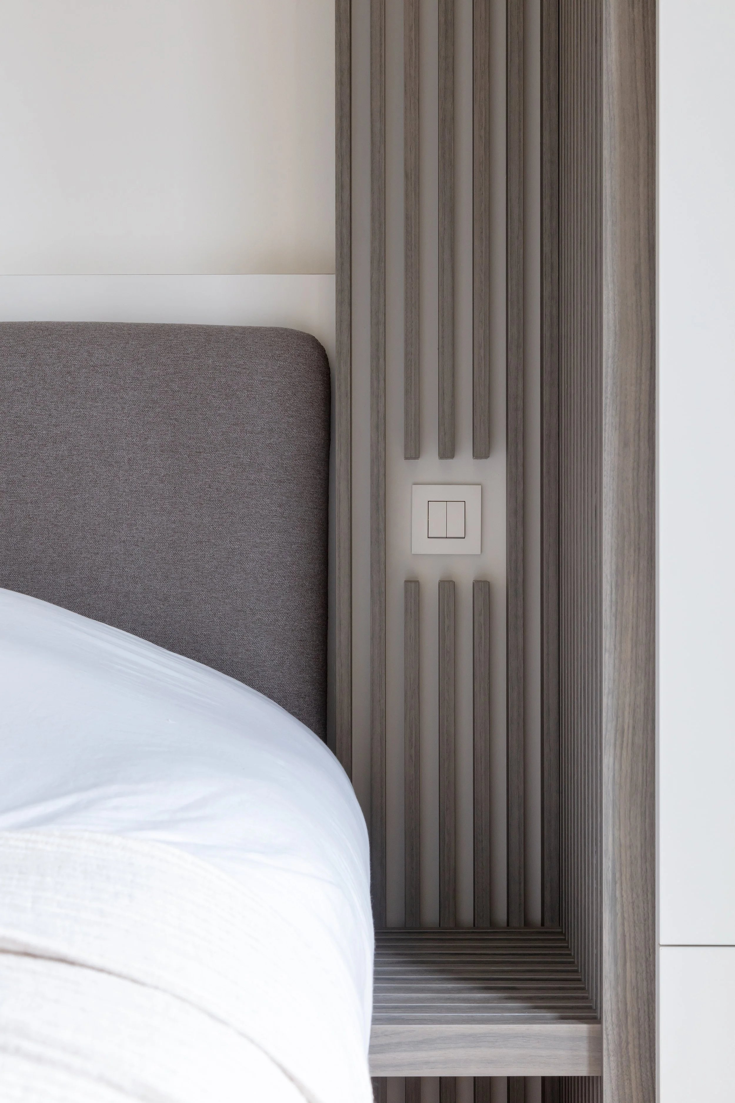 Inrichting van een bestaand appartement in Cadzand voor vakantieverhuur, waarbij de beschikbare ruimte maximaal werd benut met maatmeubilair en een doordachte indeling. Het resultaat is een compact maar comfortabel geheel, afgestemd op gebruik, duurz