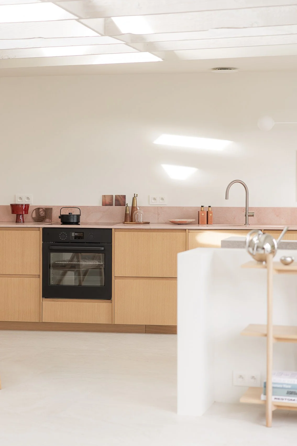 Herbestemming van een ongebruikte ruimte tot een hoogwaardige vakantiesuite in Kluisbergen.
Door een doordacht renovatieconcept en inrichting op maat werd een compacte studio van 80 m² geoptimaliseerd naar comfort, rust en beleving, met sterke connec
