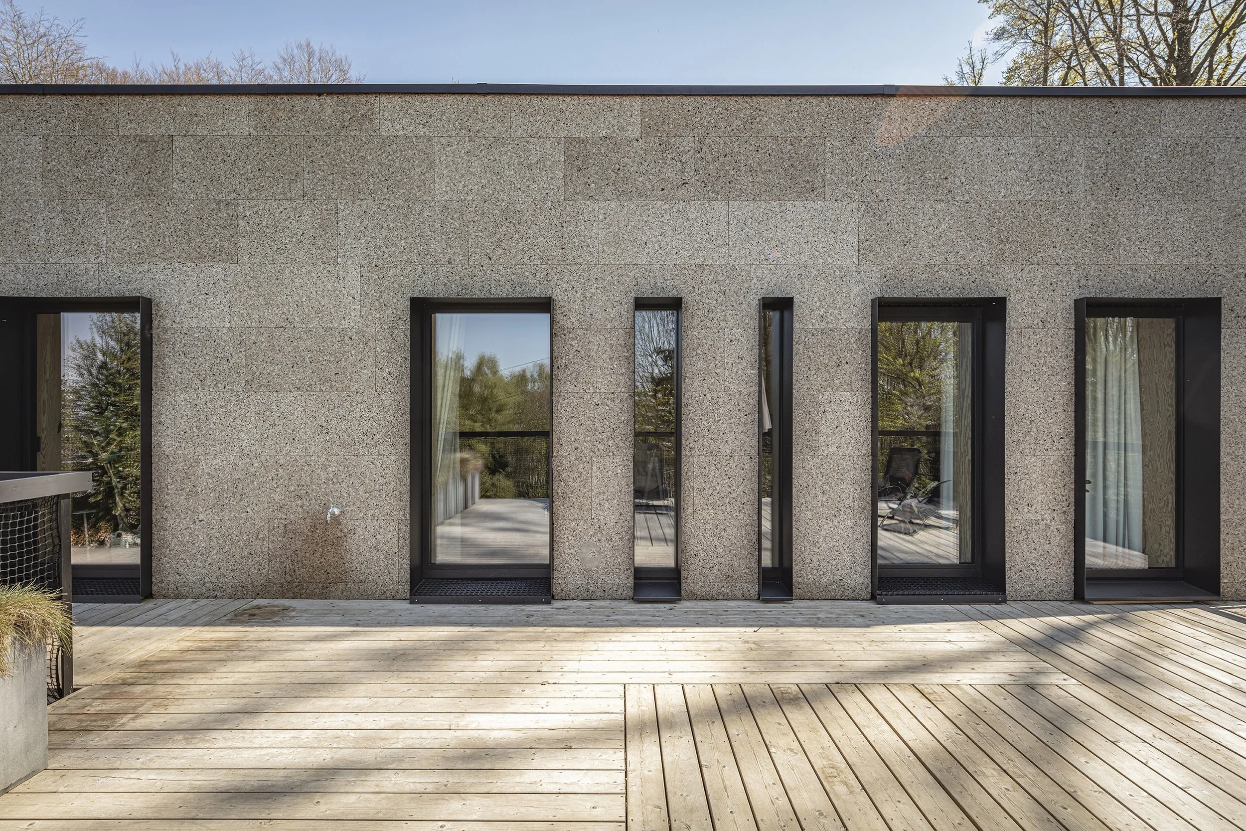 Beelden van dit project in Kluisbergen tonen hoe structuur, interieur en omgeving samenkomen in een doordachte totaalrenovatie.