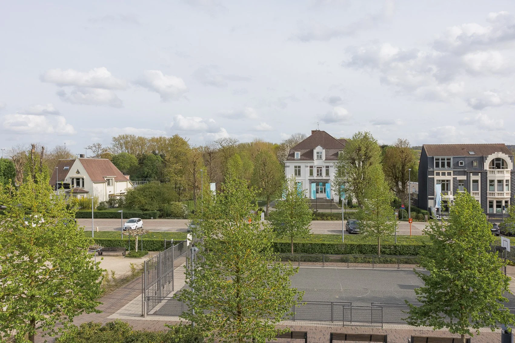 Herbestemming van een ongebruikte ruimte tot een hoogwaardige vakantiesuite in Kluisbergen.
Door een doordacht renovatieconcept en inrichting op maat werd een compacte studio van 80 m² geoptimaliseerd naar comfort, rust en beleving, met sterke connec