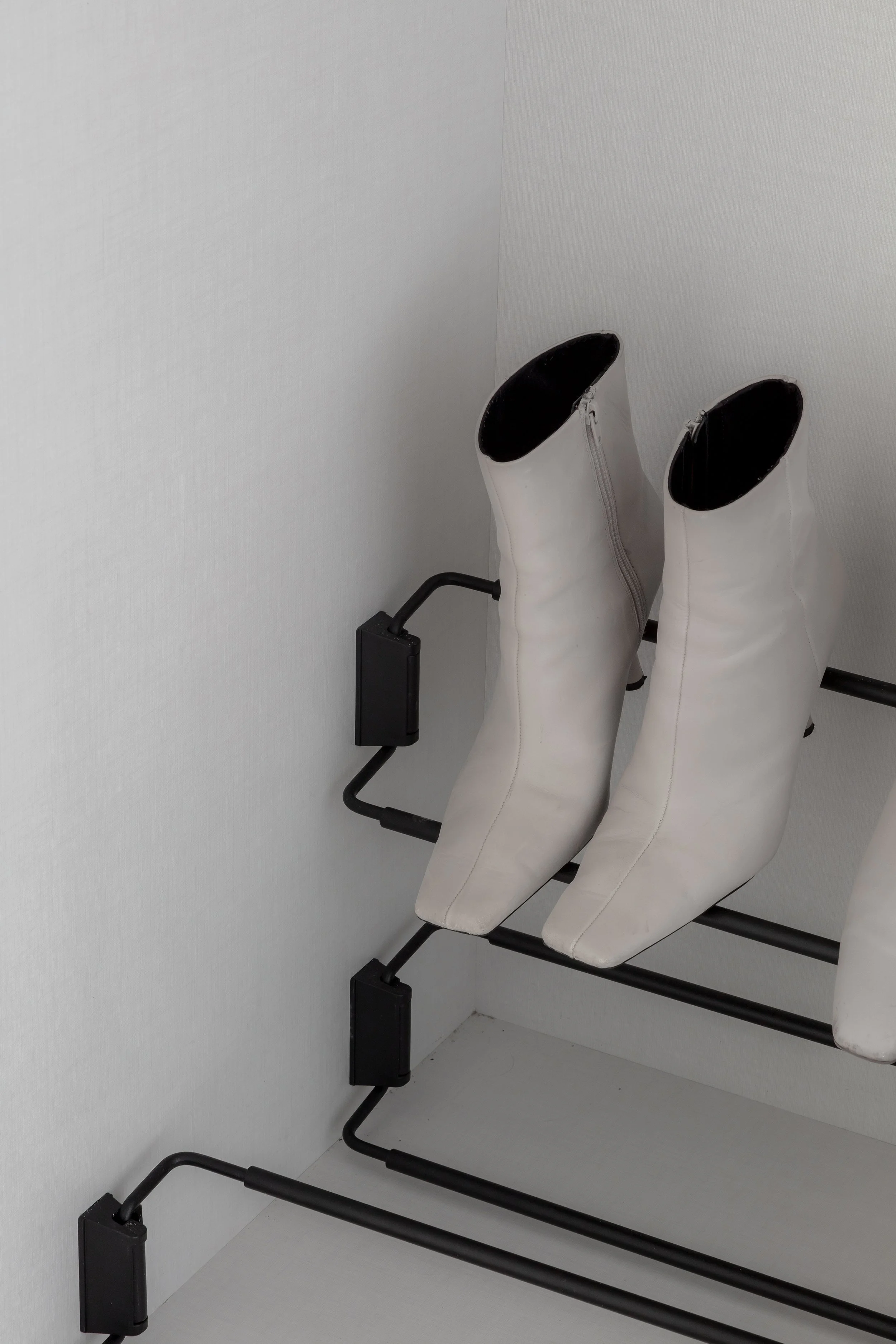 Inrichting van een bestaand appartement in Cadzand voor vakantieverhuur, waarbij de beschikbare ruimte maximaal werd benut met maatmeubilair en een doordachte indeling. Het resultaat is een compact maar comfortabel geheel, afgestemd op gebruik, duurz
