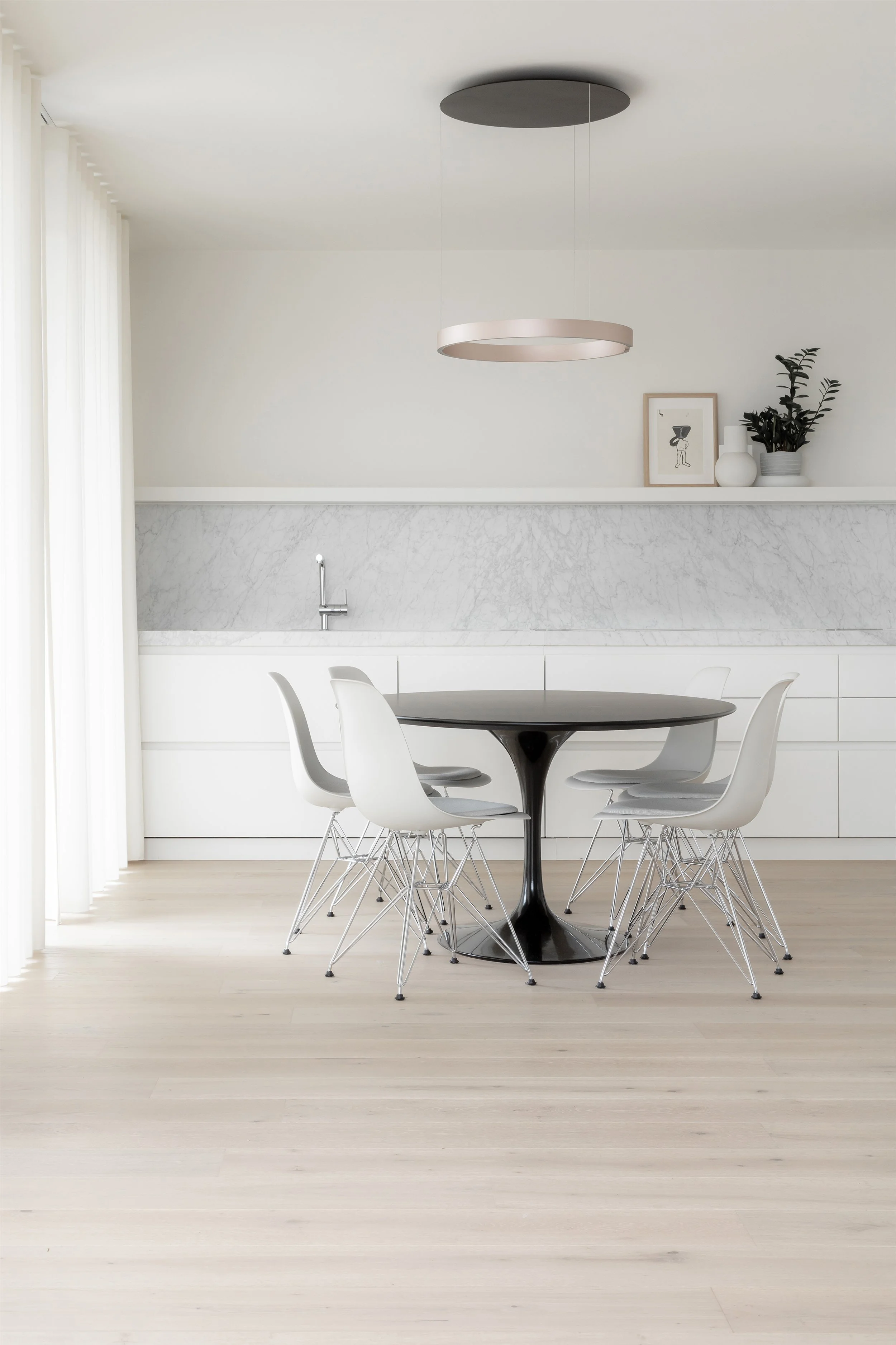 Inrichting van een bestaand appartement in Cadzand voor vakantieverhuur, waarbij de beschikbare ruimte maximaal werd benut met maatmeubilair en een doordachte indeling. Het resultaat is een compact maar comfortabel geheel, afgestemd op gebruik, duurz