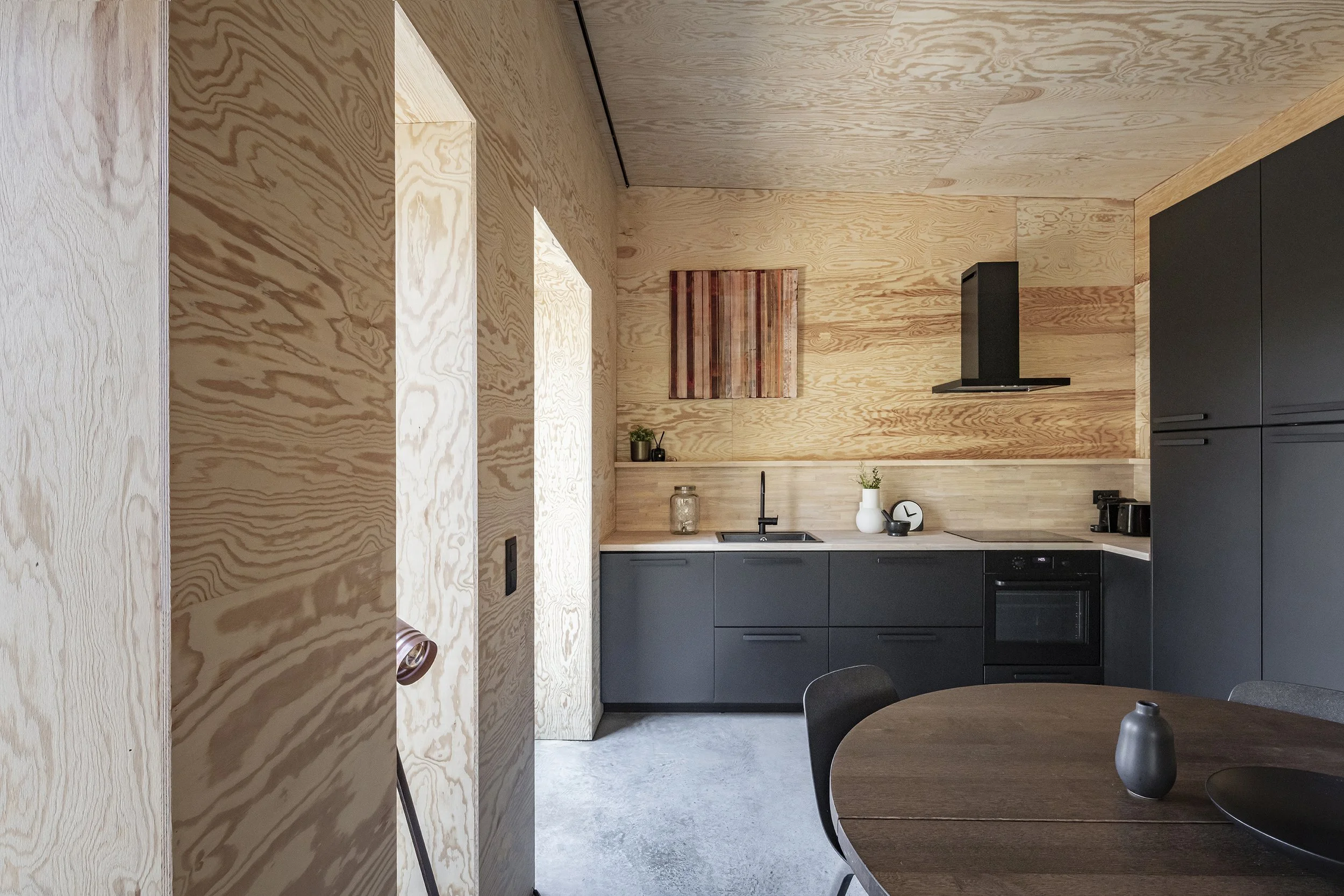 Beelden van dit project in Kluisbergen tonen hoe structuur, interieur en omgeving samenkomen in een doordachte totaalrenovatie.