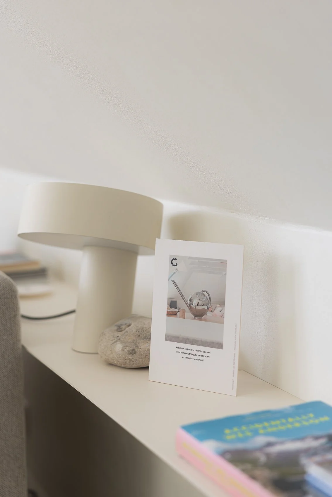Herbestemming van een ongebruikte ruimte tot een hoogwaardige vakantiesuite in Kluisbergen.
Door een doordacht renovatieconcept en inrichting op maat werd een compacte studio van 80 m² geoptimaliseerd naar comfort, rust en beleving, met sterke connec