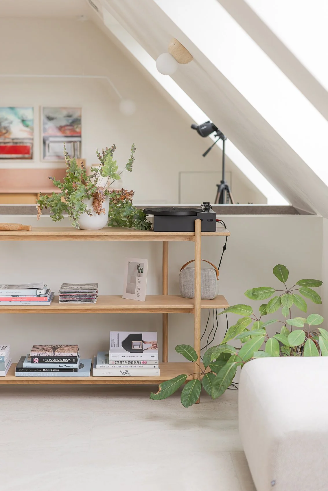 Herbestemming van een ongebruikte ruimte tot een hoogwaardige vakantiesuite in Kluisbergen.
Door een doordacht renovatieconcept en inrichting op maat werd een compacte studio van 80 m² geoptimaliseerd naar comfort, rust en beleving, met sterke connec