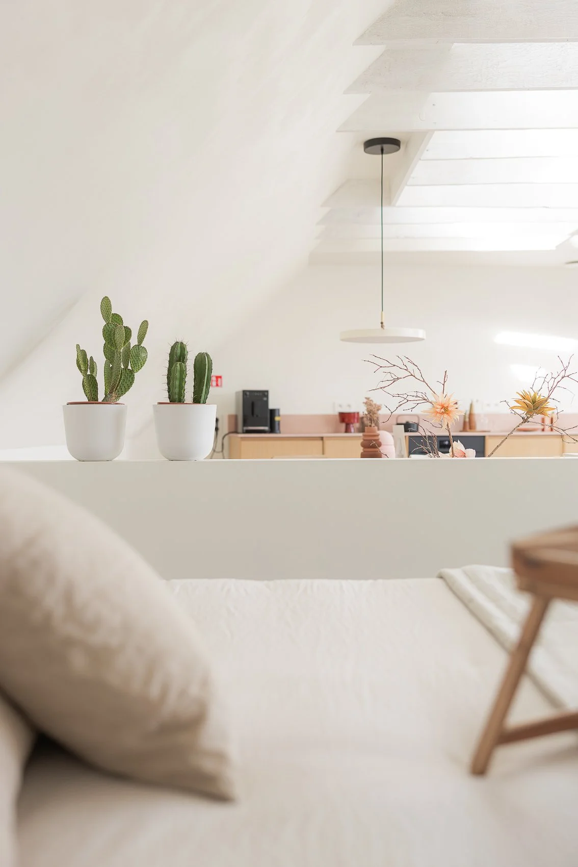 Herbestemming van een ongebruikte ruimte tot een hoogwaardige vakantiesuite in Kluisbergen.
Door een doordacht renovatieconcept en inrichting op maat werd een compacte studio van 80 m² geoptimaliseerd naar comfort, rust en beleving, met sterke connec