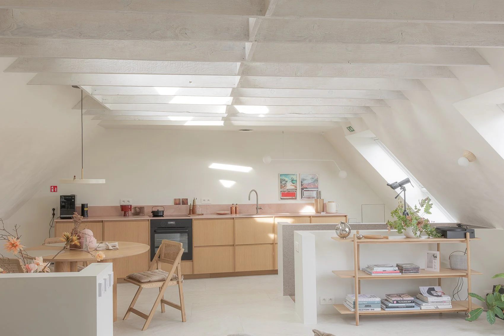 Herbestemming van een ongebruikte ruimte tot een hoogwaardige vakantiesuite in Kluisbergen.
Door een doordacht renovatieconcept en inrichting op maat werd een compacte studio van 80 m² geoptimaliseerd naar comfort, rust en beleving, met sterke connec