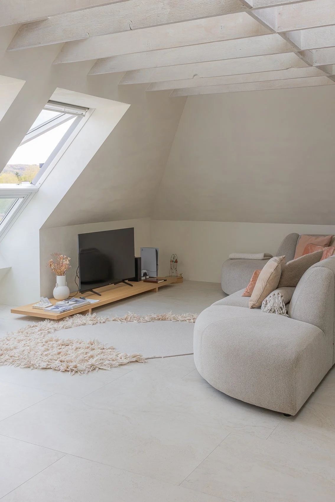Herbestemming van een ongebruikte ruimte tot een hoogwaardige vakantiesuite in Kluisbergen.
Door een doordacht renovatieconcept en inrichting op maat werd een compacte studio van 80 m² geoptimaliseerd naar comfort, rust en beleving, met sterke connec