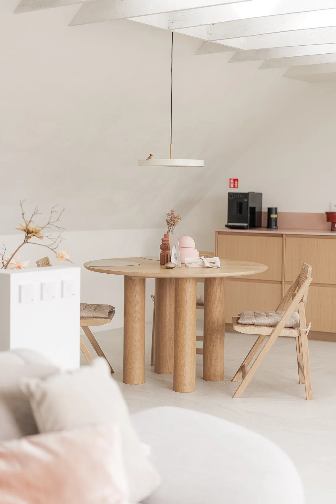 Herbestemming van een ongebruikte ruimte tot een hoogwaardige vakantiesuite in Kluisbergen.
Door een doordacht renovatieconcept en inrichting op maat werd een compacte studio van 80 m² geoptimaliseerd naar comfort, rust en beleving, met sterke connec