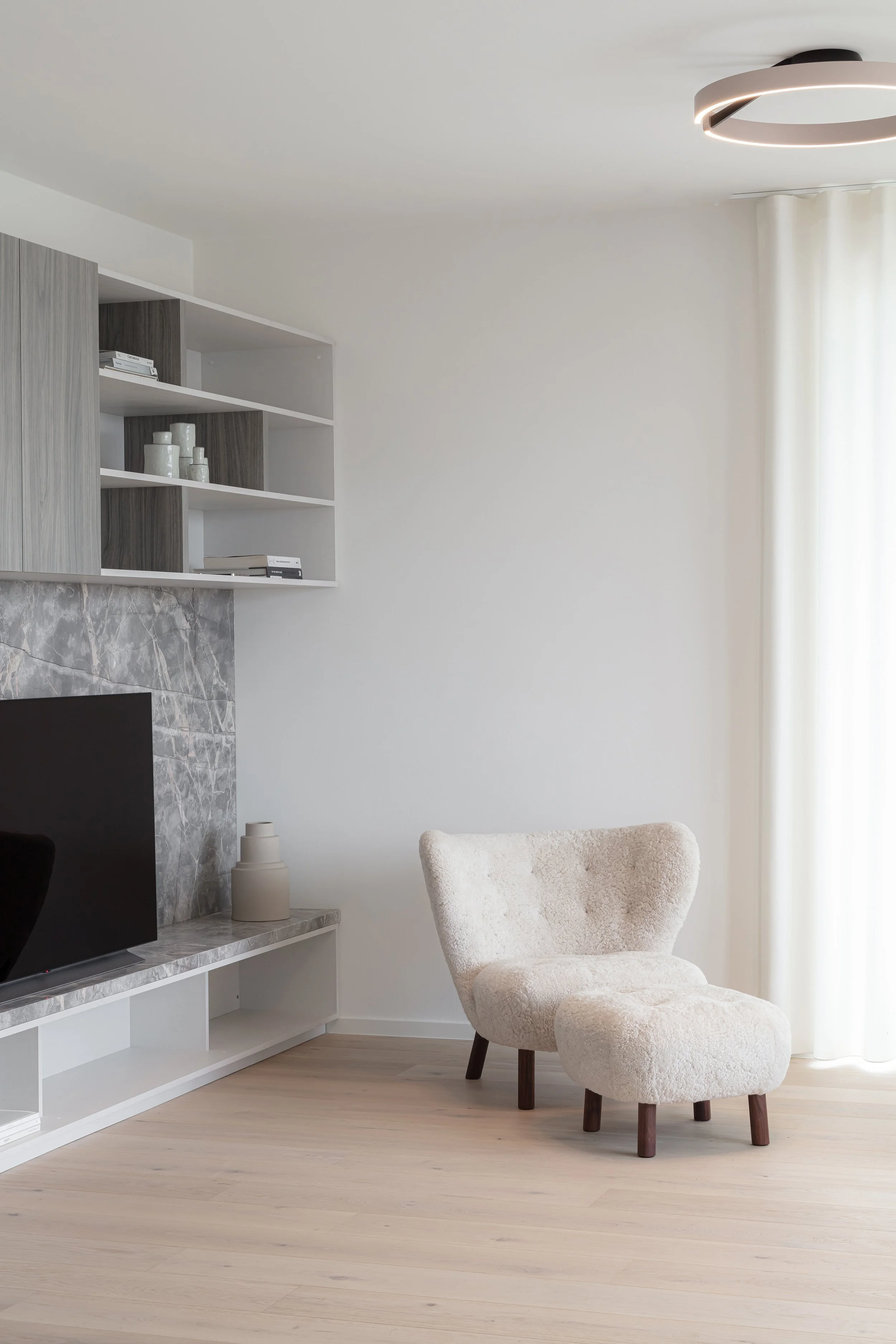 Inrichting van een bestaand appartement in Cadzand voor vakantieverhuur, waarbij de beschikbare ruimte maximaal werd benut met maatmeubilair en een doordachte indeling. Het resultaat is een compact maar comfortabel geheel, afgestemd op gebruik, duurz