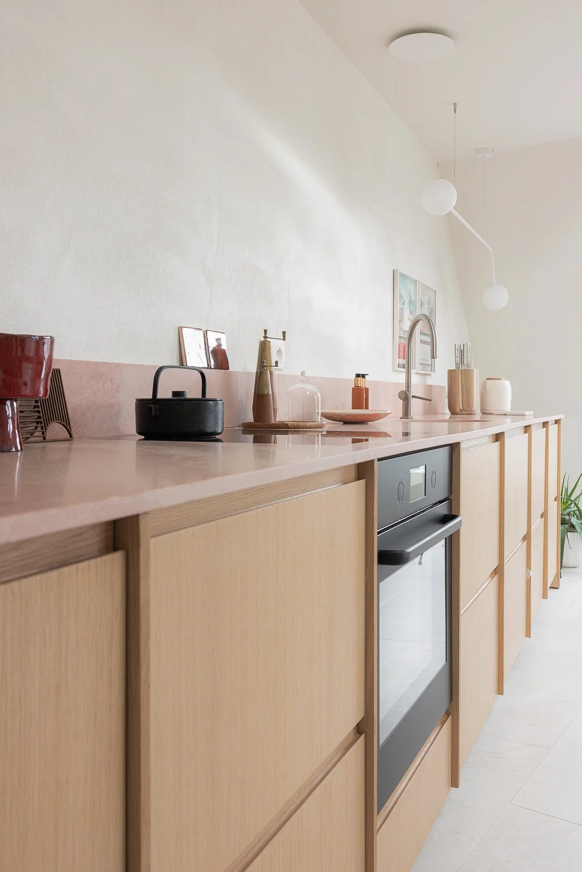 Herbestemming van een ongebruikte ruimte tot een hoogwaardige vakantiesuite in Kluisbergen.
Door een doordacht renovatieconcept en inrichting op maat werd een compacte studio van 80 m² geoptimaliseerd naar comfort, rust en beleving, met sterke connec