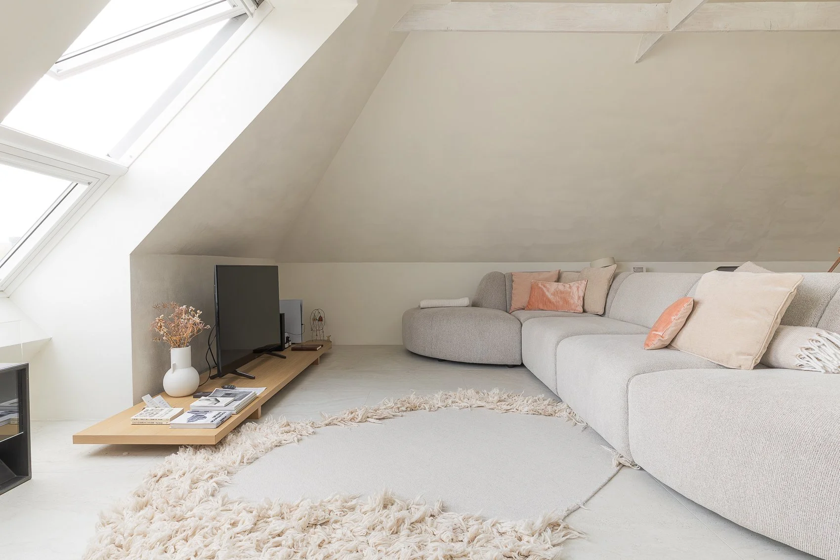 Herbestemming van een ongebruikte ruimte tot een hoogwaardige vakantiesuite in Kluisbergen.
Door een doordacht renovatieconcept en inrichting op maat werd een compacte studio van 80 m² geoptimaliseerd naar comfort, rust en beleving, met sterke connec