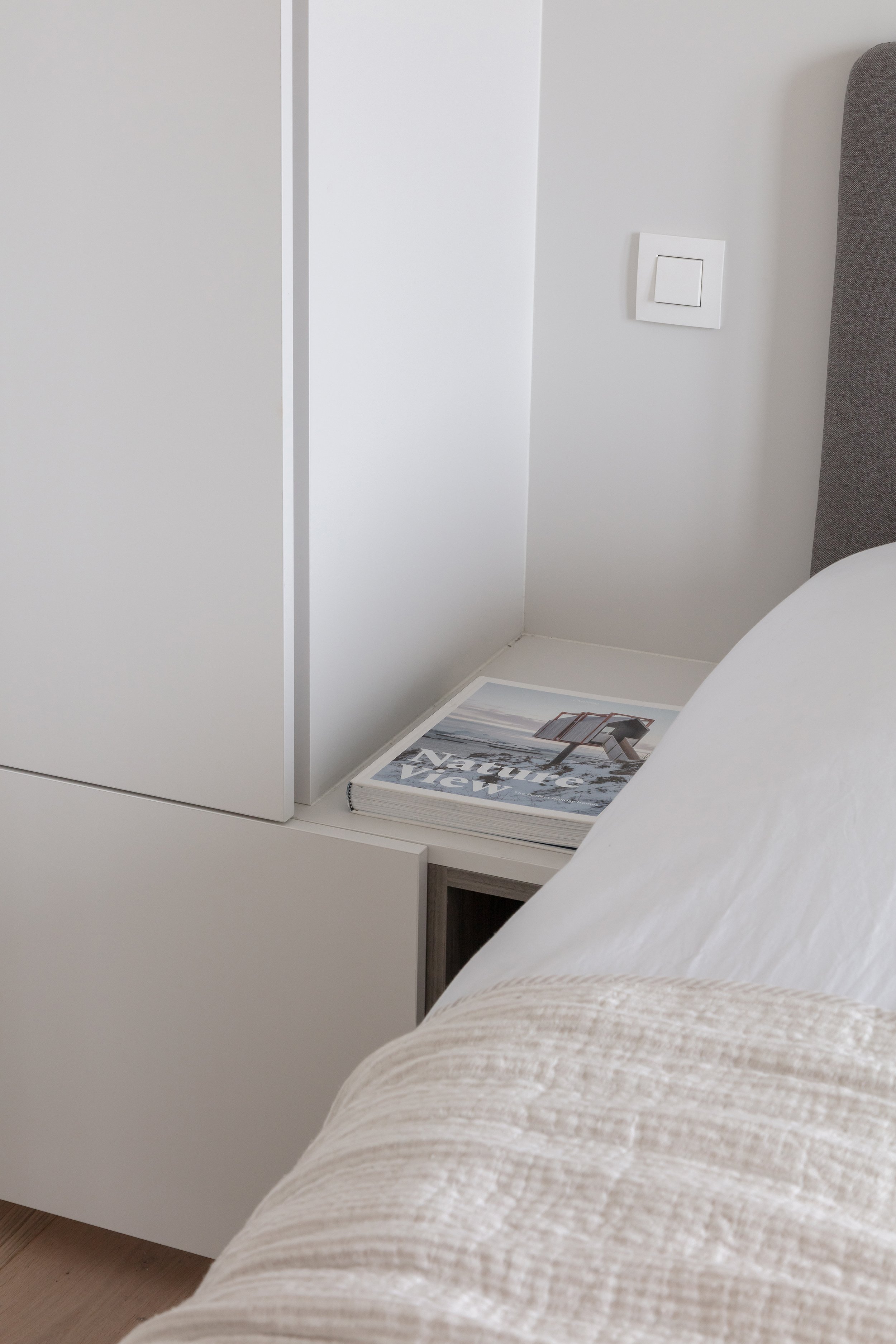 Inrichting van een bestaand appartement in Cadzand voor vakantieverhuur, waarbij de beschikbare ruimte maximaal werd benut met maatmeubilair en een doordachte indeling. Het resultaat is een compact maar comfortabel geheel, afgestemd op gebruik, duurz