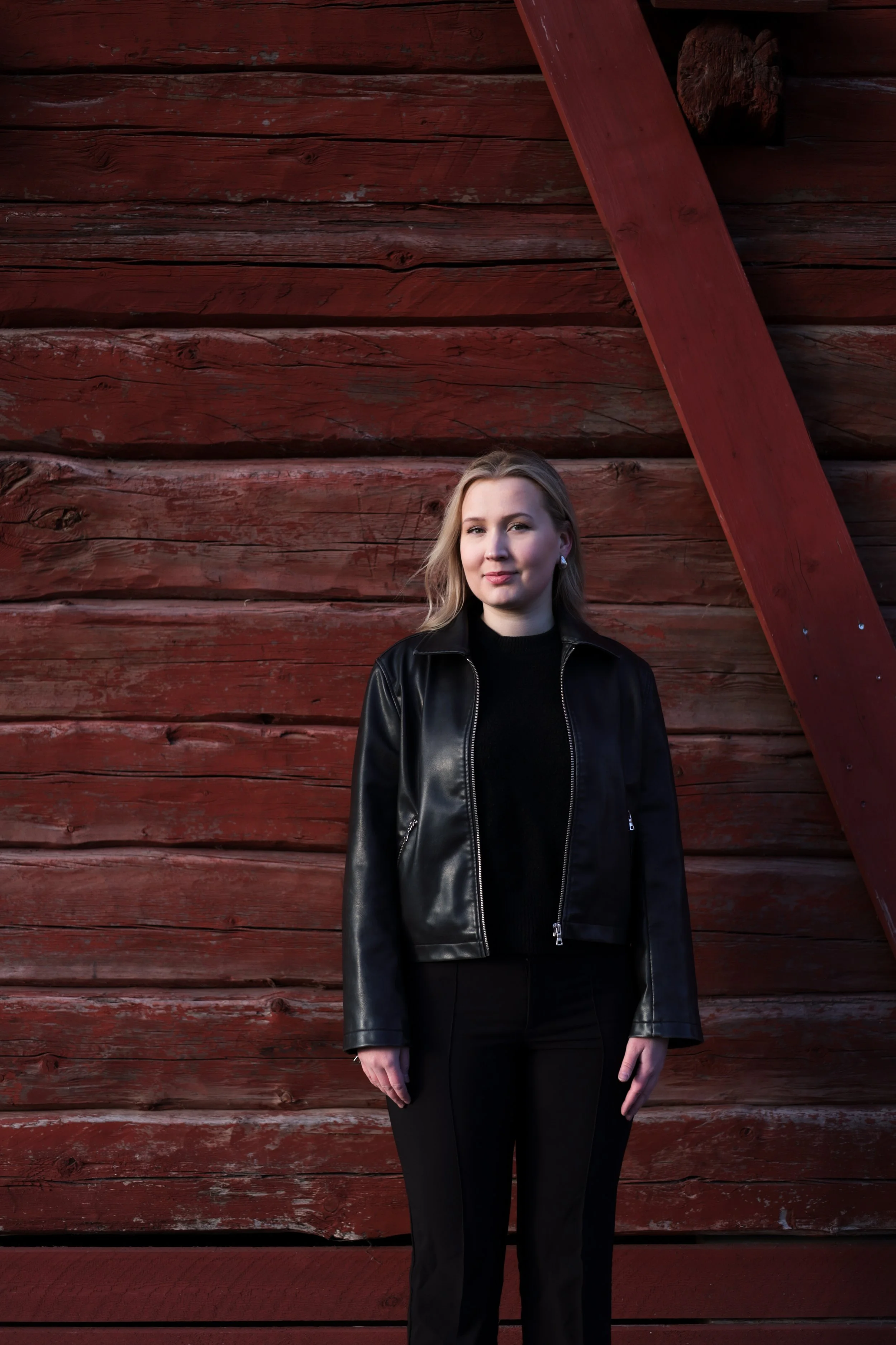 Mimmi Jakola at the Oulu Market Square in front of the red fence