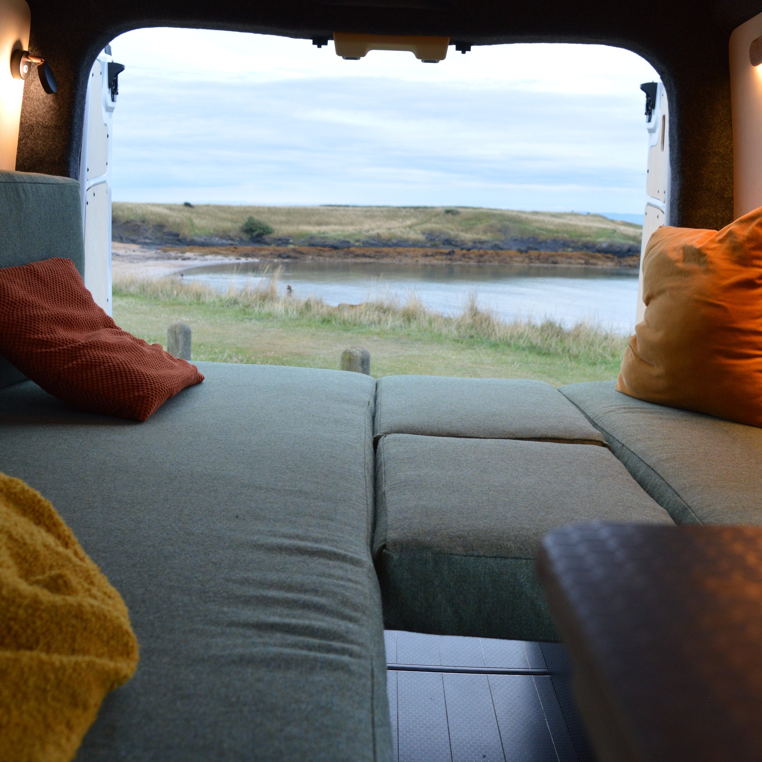 Swap the office view for this. 🌲⚡️

Now that the summer crowds have faded, autumn in Scotland brings quiet roads, changing colors, and the perfect excuse for a long weekend escape.

Ohm Campers "Juniper" makes the transition from a busy wo