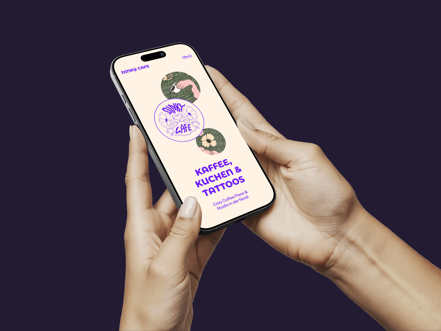 Mockup von 2 Händen, die ein iPhone halten. Das Display zeigt die Startseite des Cafés.