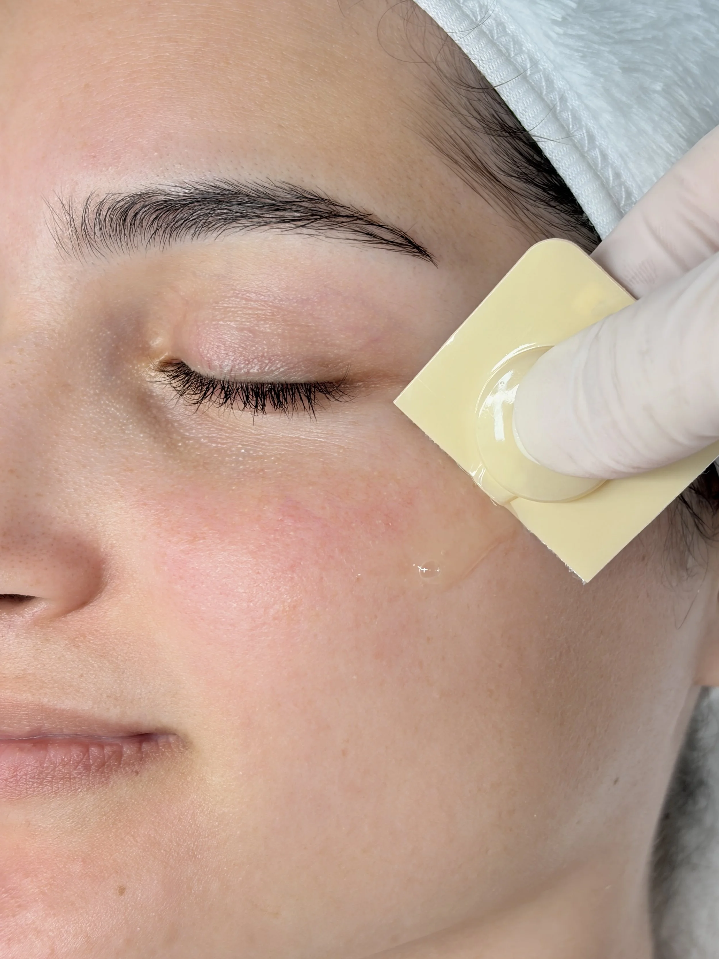 Door een liposomatische peeling wordt de huid intens gevoed en gestimuleerd van binnenuit, wat zorgt voor een sterk huidverbeterend effect. Het resultaat is een frisse, egale huid met een zichtbare glow en een gezonde en stralende huid.