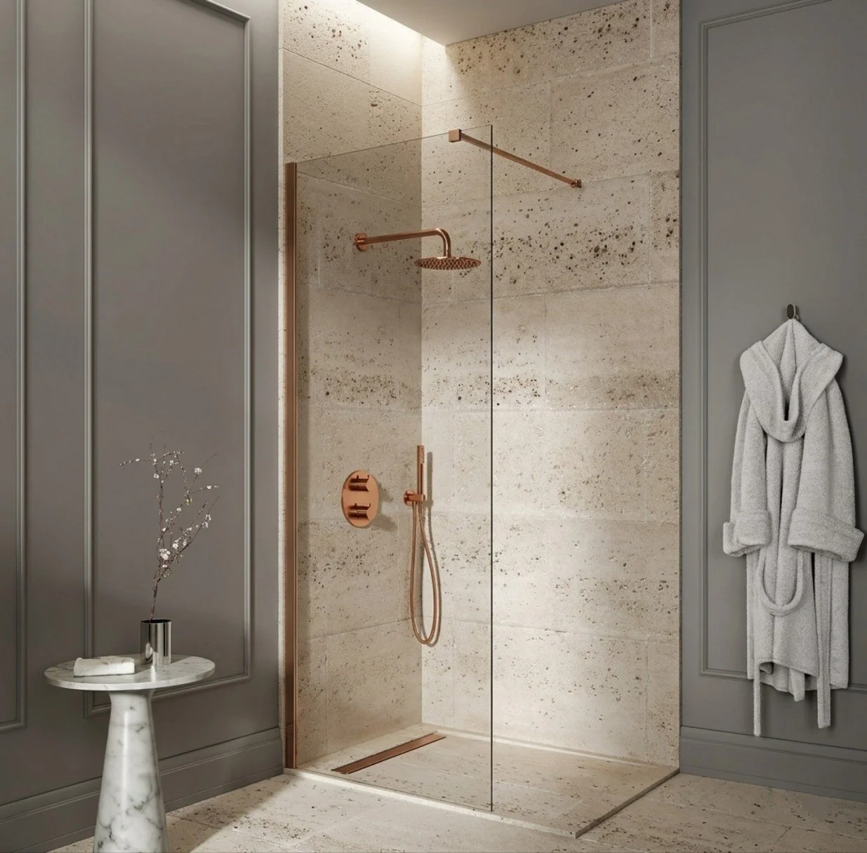 Design de salle de bain moderne avec douche à l'italienne et panneaux en béton sur mesure.