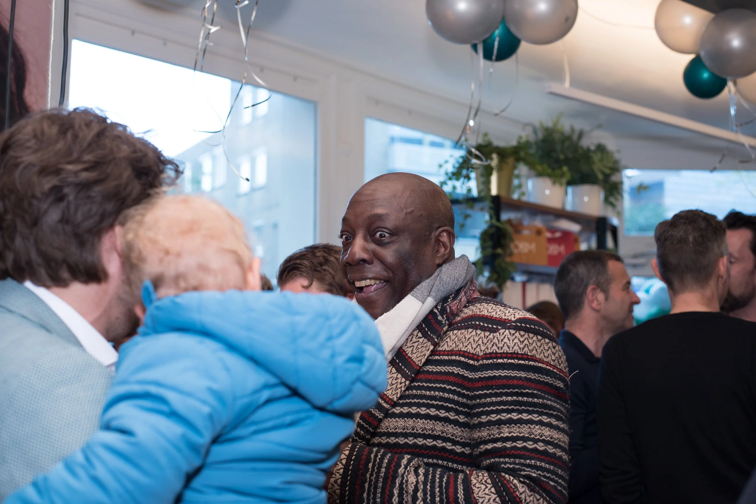 Sfeerimpressie van pratende gasten tijdens een drukbezochte netwerkborrel of evenement.