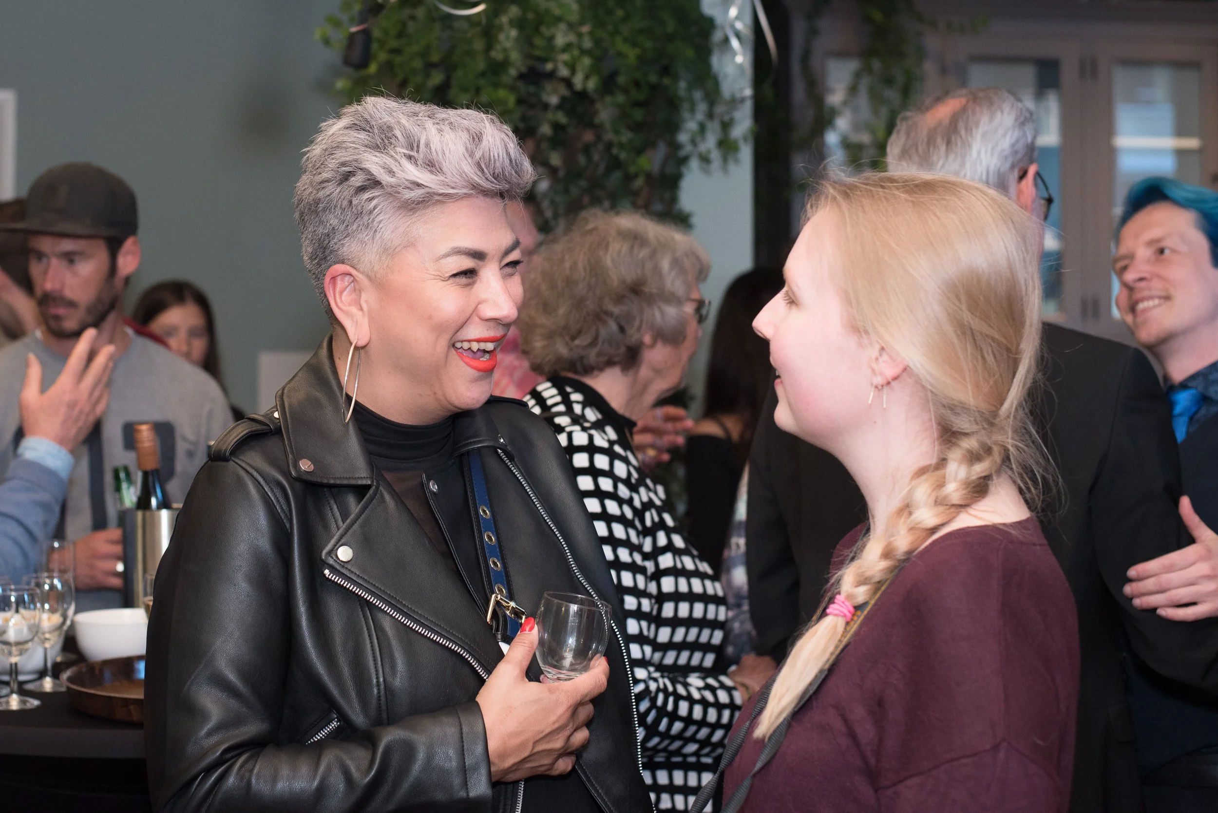 Sfeerimpressie van gasten die met elkaar praten en lachen tijdens een netwerkborrel.