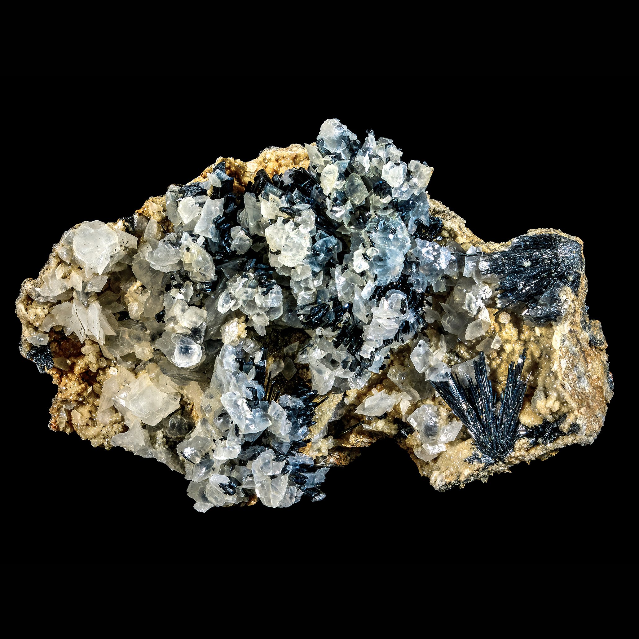 Antimonit mit Calcit