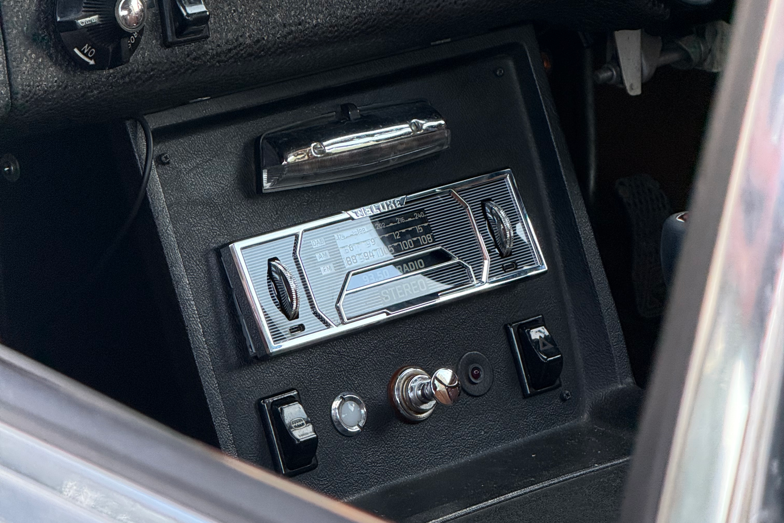 Reluxe premium stereo in MGB