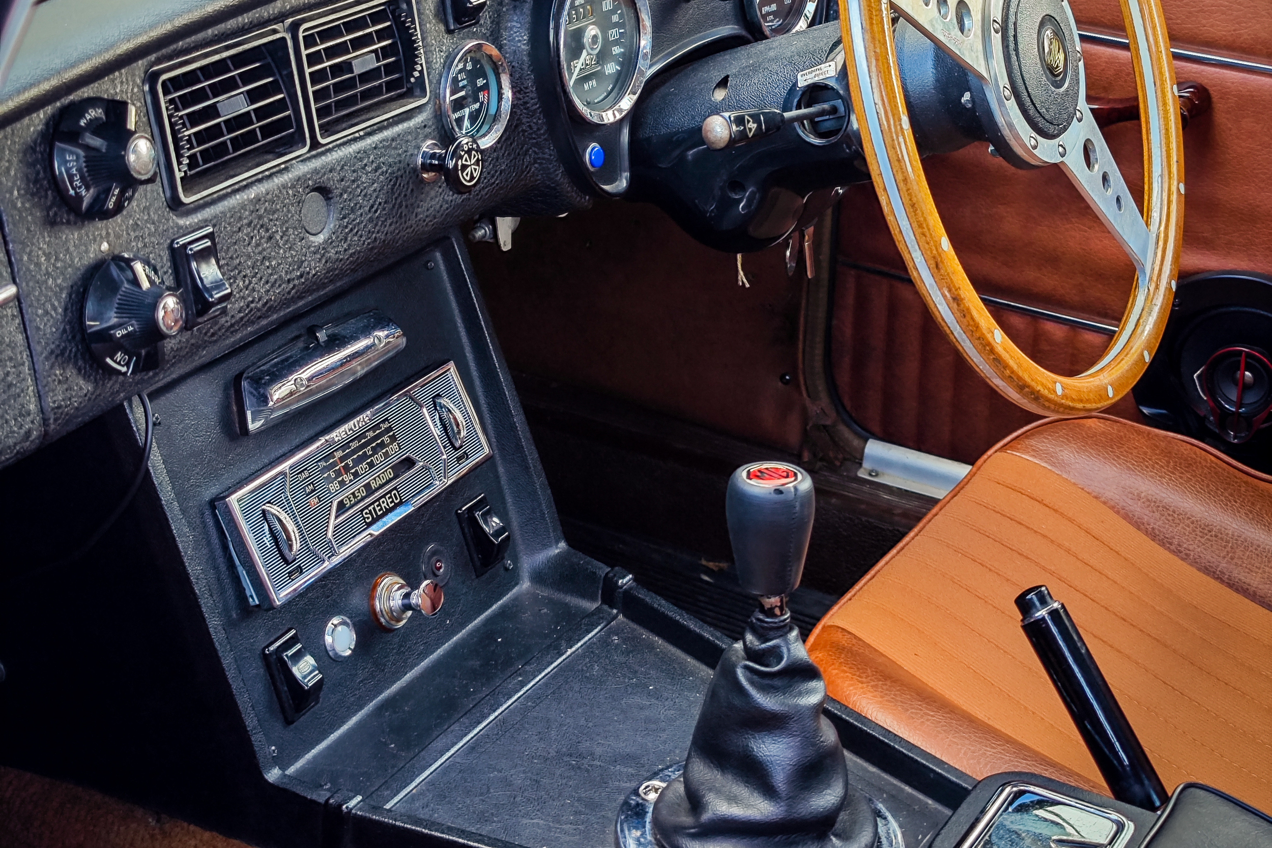 Reluxe premium stereo in MGB GT V8