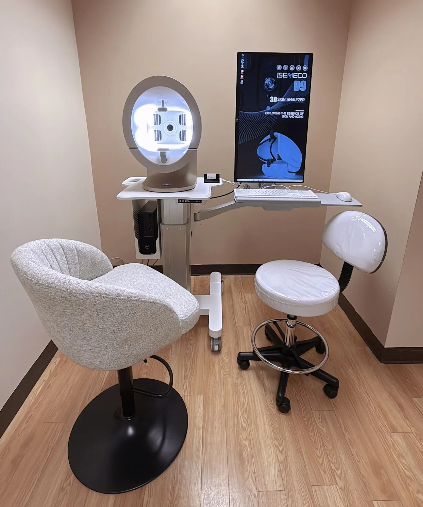 Skin analysis room at Oh Miray Aesthetics in Montreal, equipped with advanced imaging technology to assess skin health and personalize treatment plans.