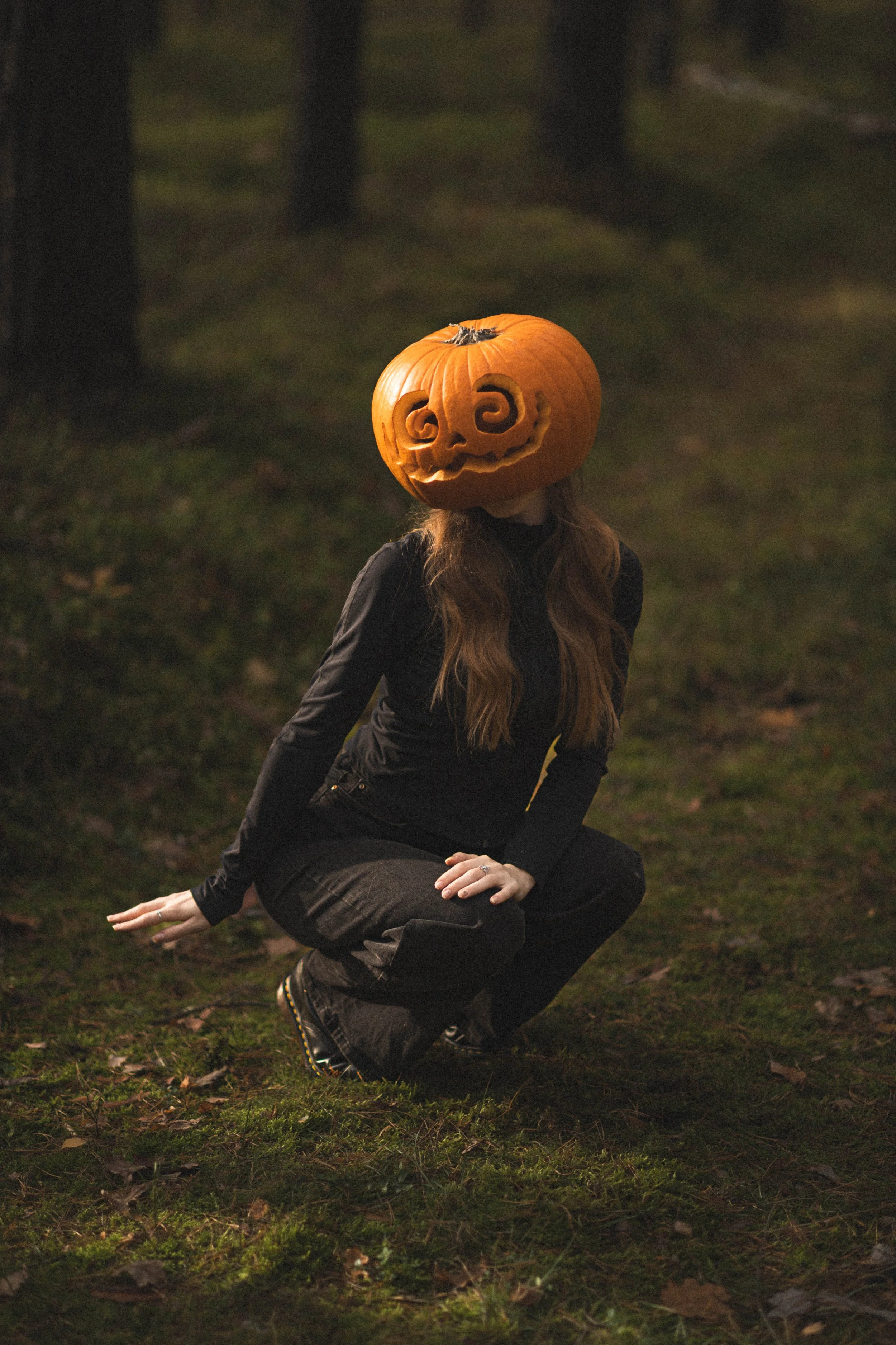 Ein Mädchen mit einem Kürbis auf dem Kopf. Halloween Foto
