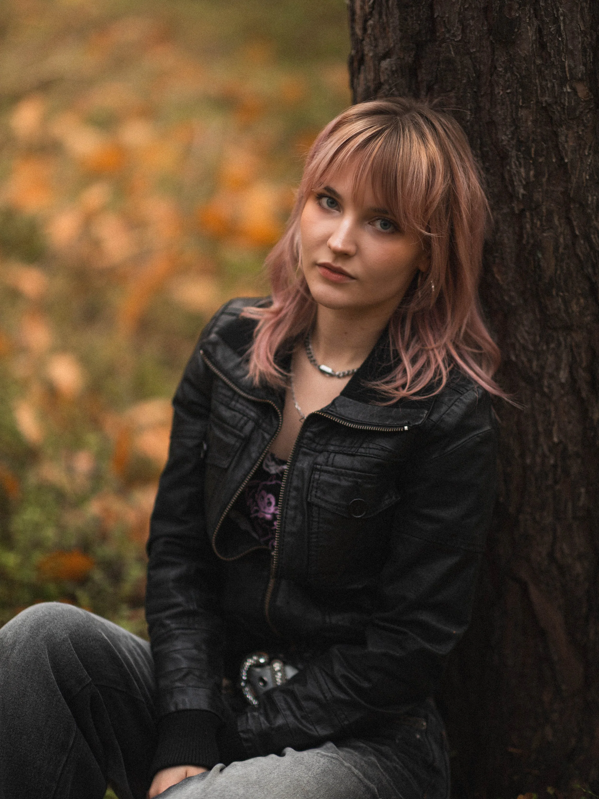 Ein Model, ein Mädchen lehnt sich an einem Baum an. Im Wald. Herbst.
