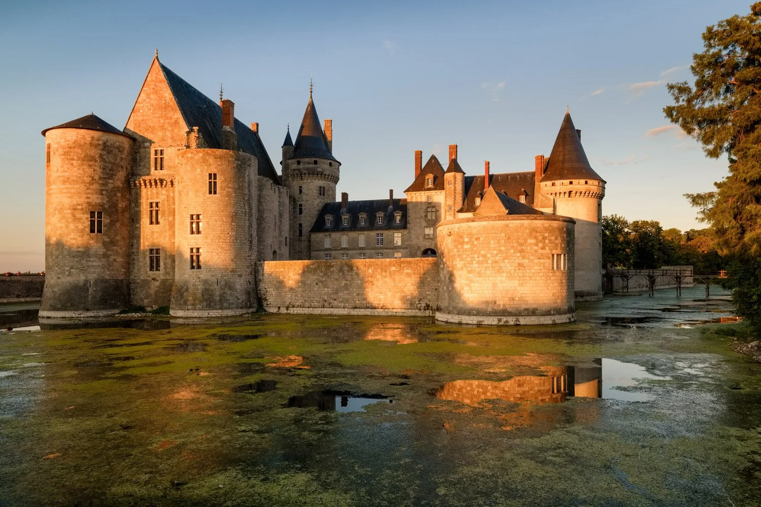 Chateau Sully sur Loire France.jpg