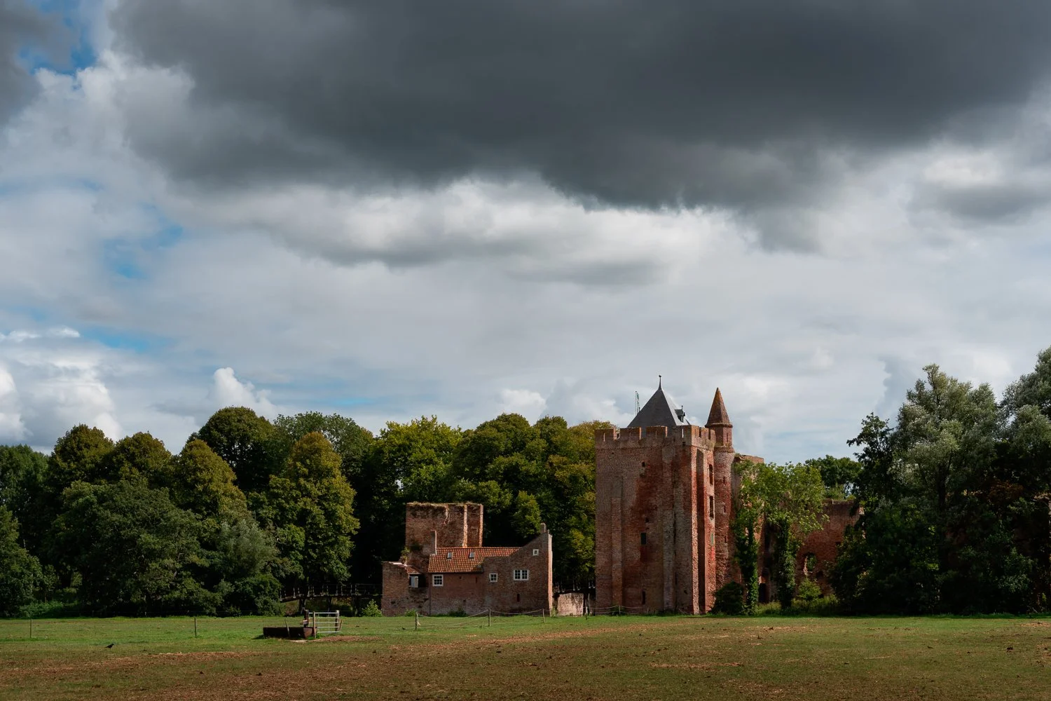 Santpoort Noord - Ruine van Bredero.jpg