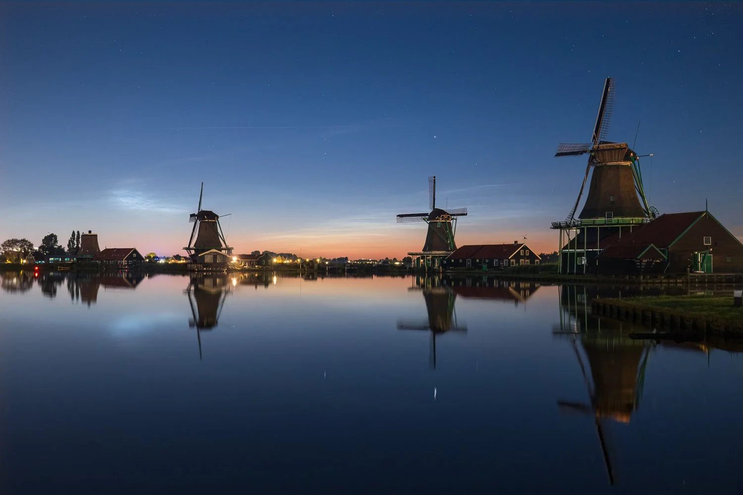 Zaanse Schans Lichtende nachtwolken.jpg