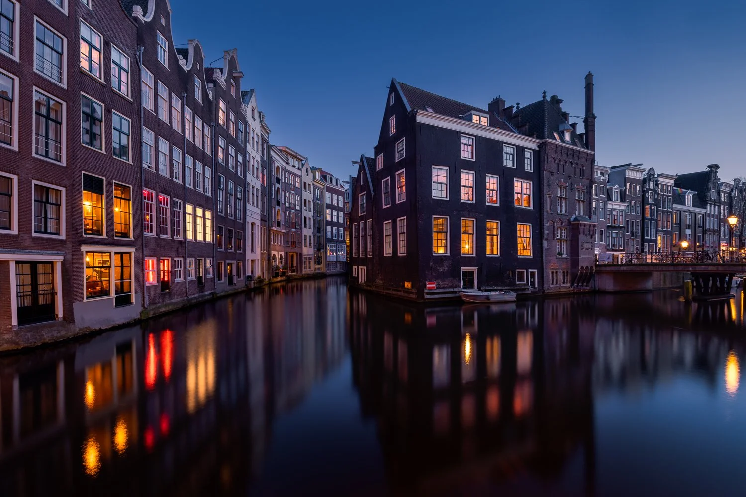 Amsterdam Gezicht vanaf de Oudezijds Voorburgwal.jpg