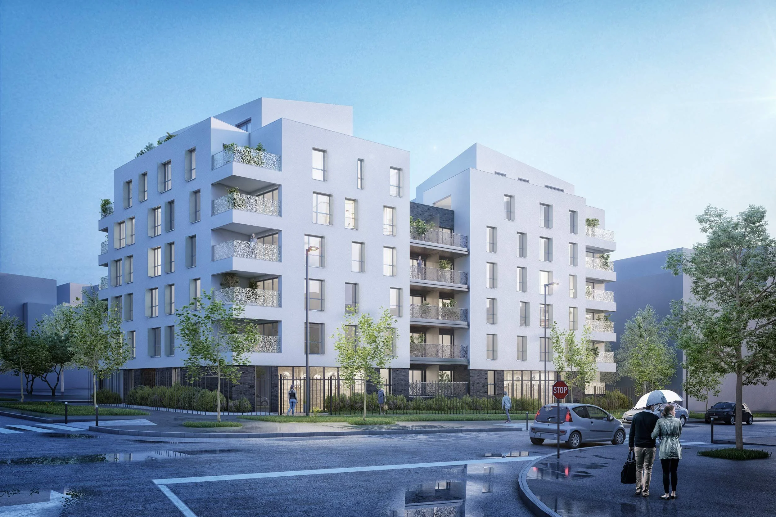 Immeuble résidentiel moderne avec plusieurs étages, balcons, et fenêtres, entouré d'arbres, avec des personnes sous un parapluie et des voitures sur la route à proximité.