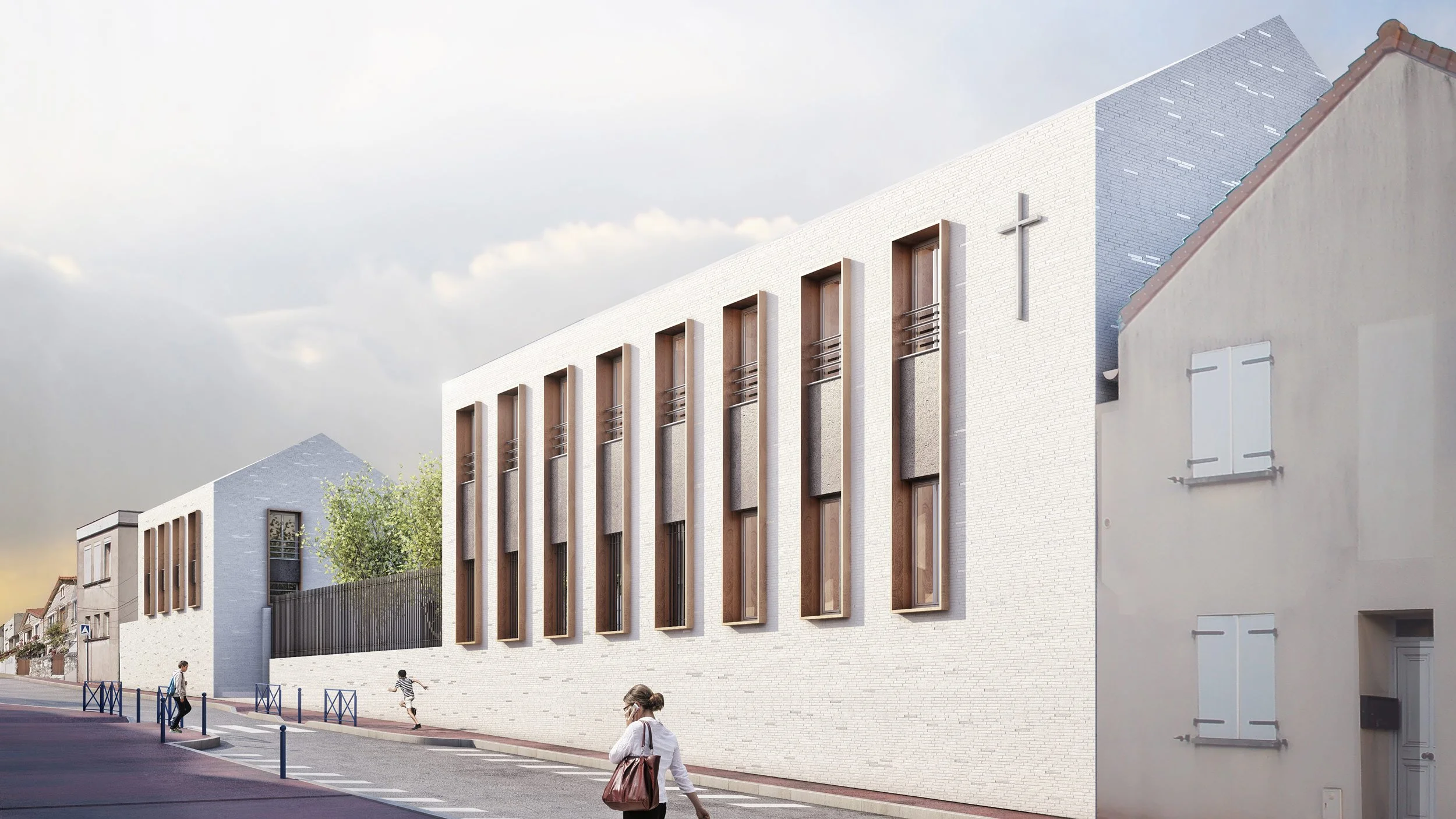 Une architecture moderne avec une façade blanche, fenêtres longues en bois. Une croix devant le bâtiment indique qu'il s'agit d'une église. Plusieurs personnes marchent dans la rue.