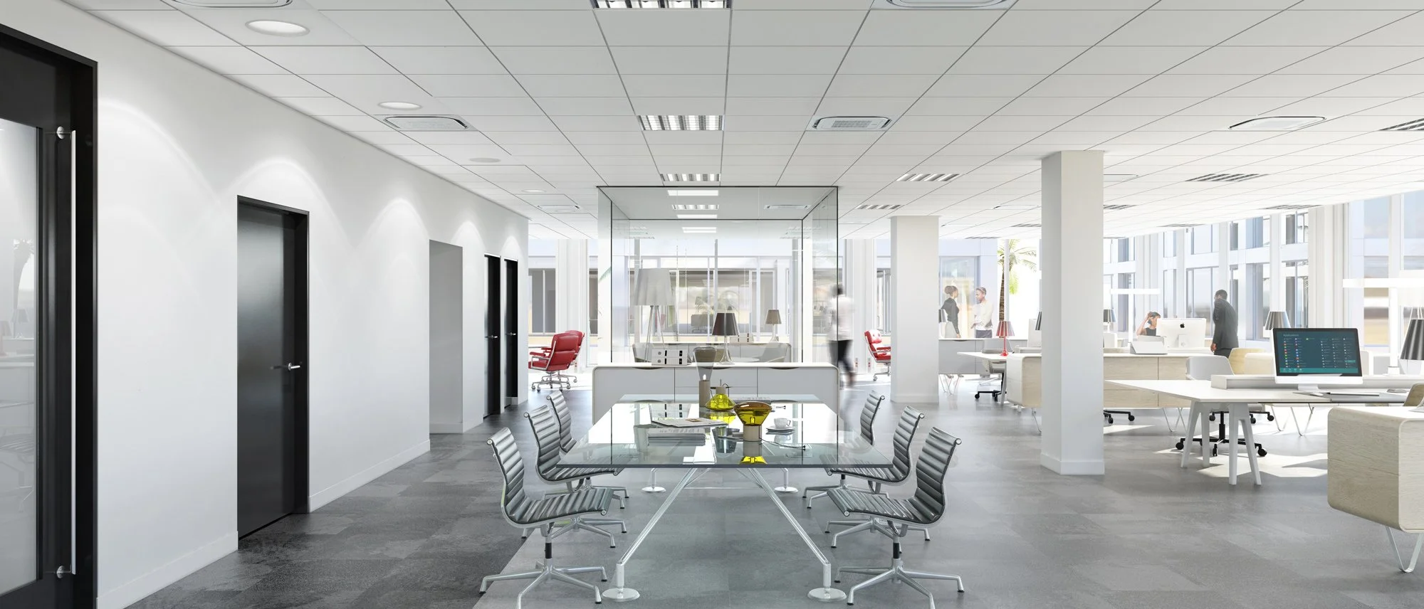 Salle de réunion moderne avec une table en verre et huit chaises, décor épuré avec bureaux, écrans d'ordinateur, et grands fenêtres laissant entrer la lumière.