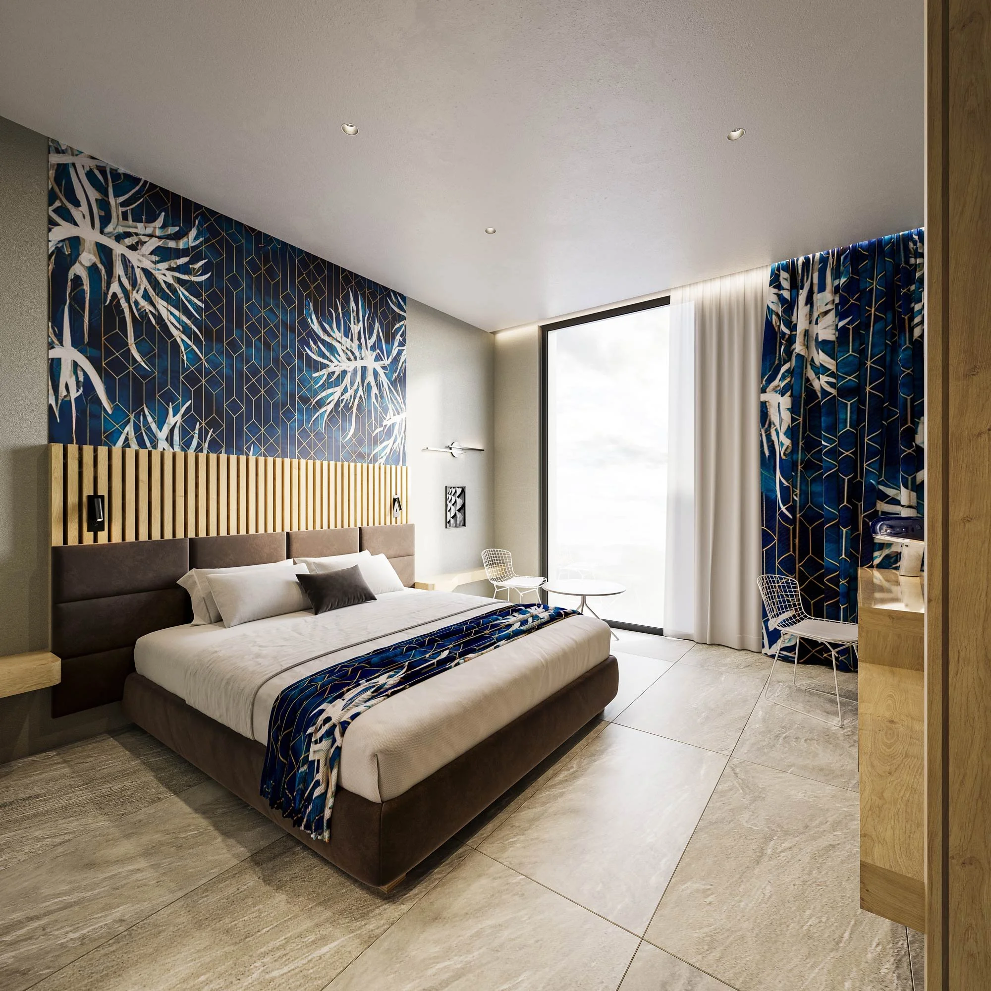 Chambre d'hôtel moderne avec lit double, mur derrière en bois, tableau décoratif abstrait bleu et blanc, fenestration avec rideau blanc et roulant bleu, deux chaises en métal blanc et table ronde près de la fenêtre.