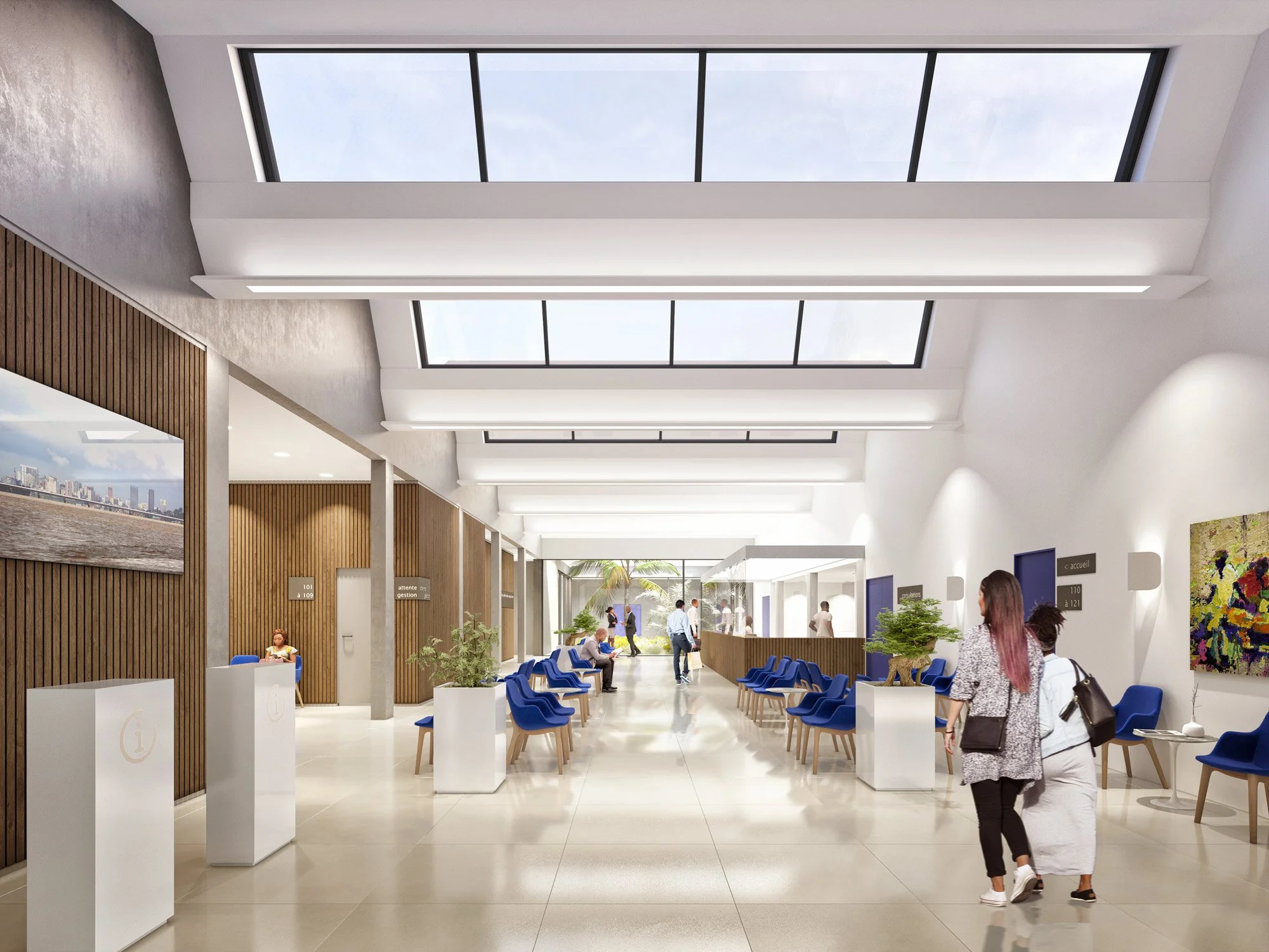 Salle d'attente dans un centre médical avec des fauteuils bleus et des plantes, vue vers l'entrée avec des patients et un panneau d'information.