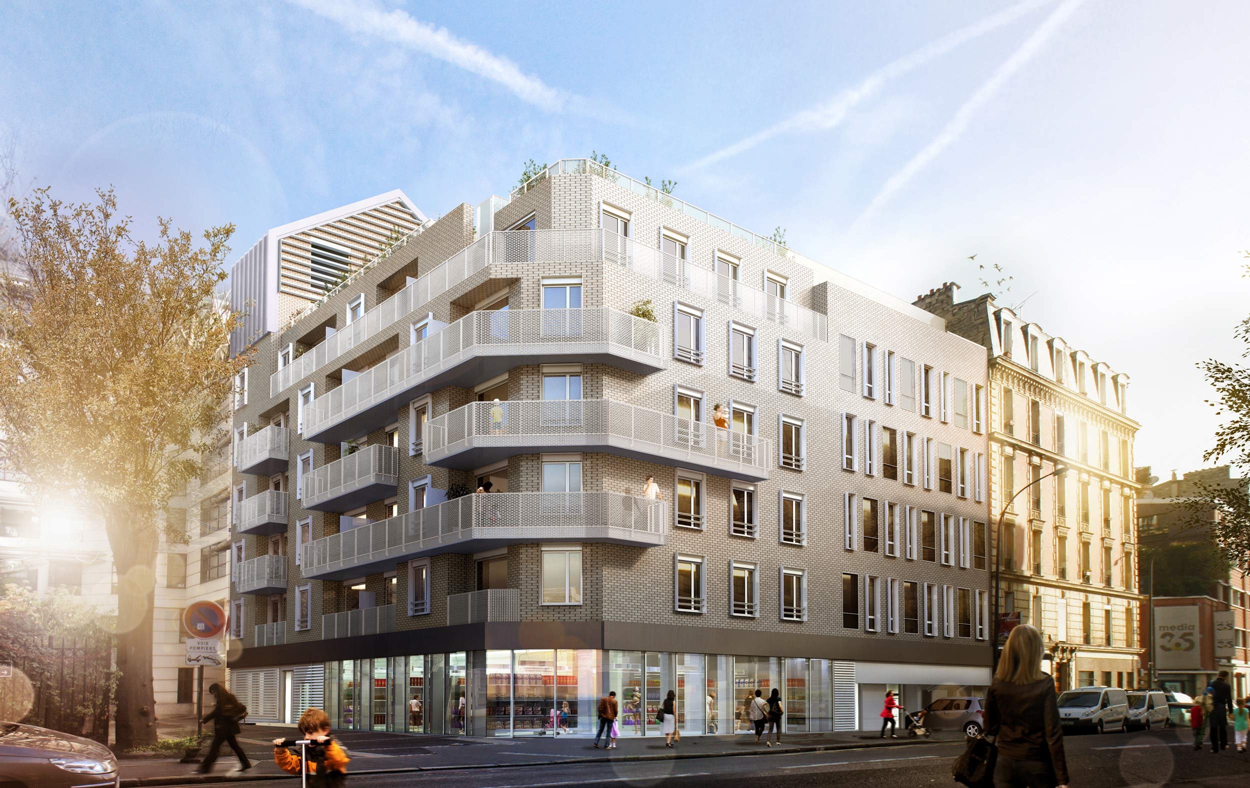 Immeuble résidentiel moderne avec de nombreux balcons en ville, passant devant une rue animée avec des piétons et voitures, sous un ciel ensoleillé.