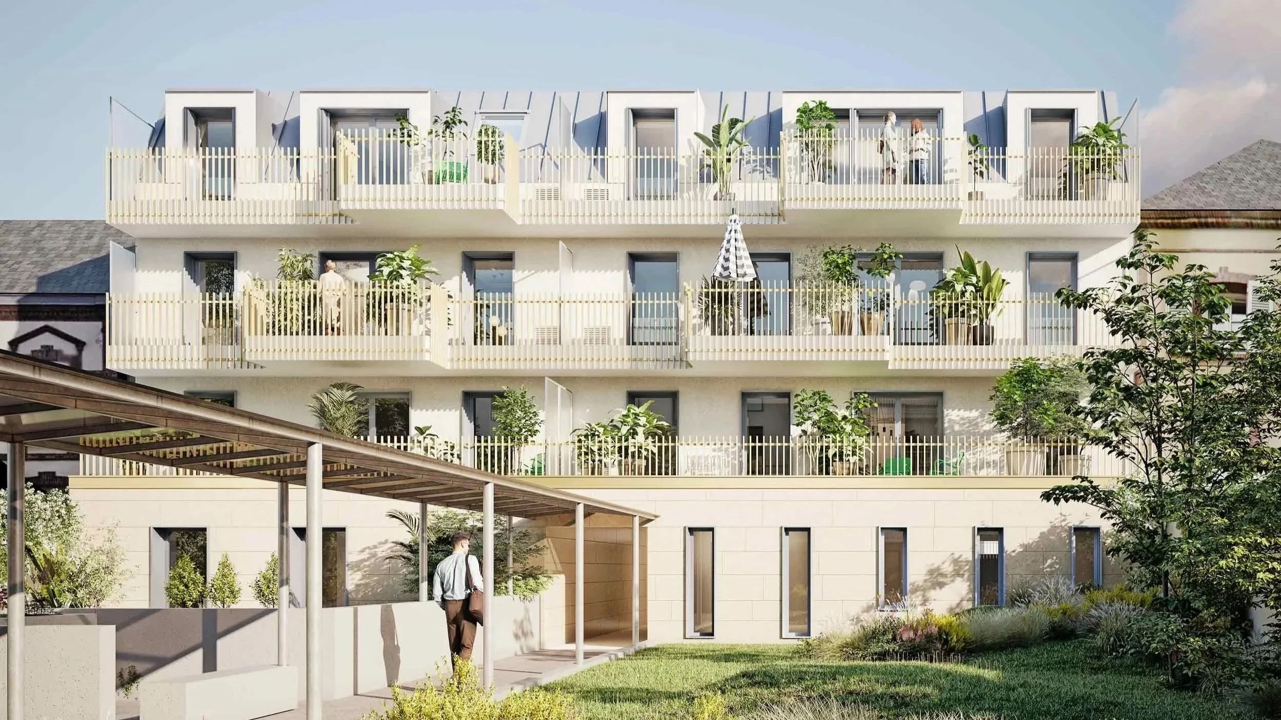 Immeuble résidentiel moderne avec plusieurs balcons avec plantes, balconnet à l'étage avec des personnes, espace vert en premier plan, arbre et canopée en bois.