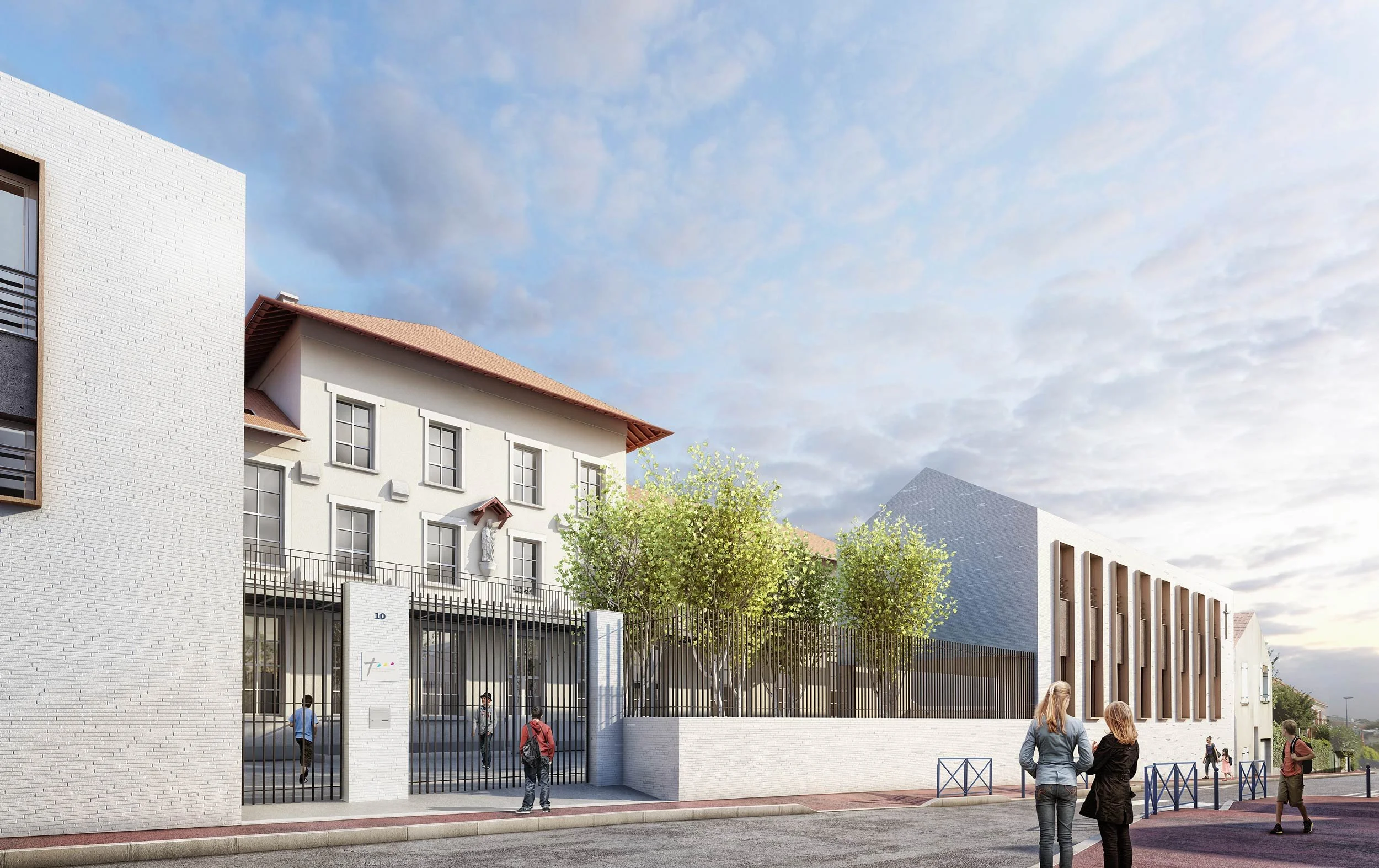 Un bâtiment moderne avec un mur blanc, des fenêtres et des arbres, sous un ciel partiellement nuageux, avec des personnes se promenant devant.